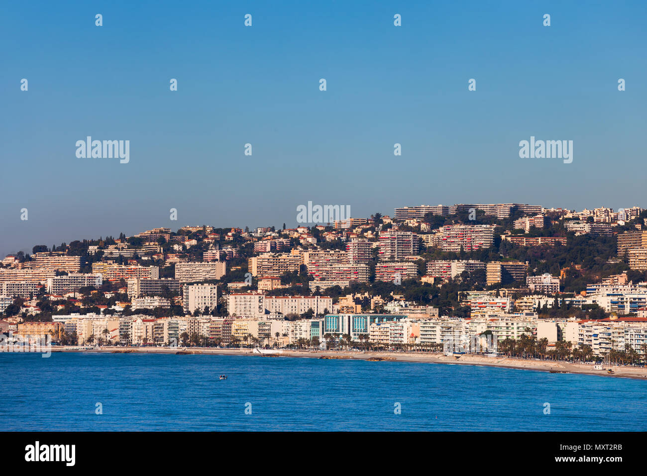Francia - Cote d'Azur, Nice skyline della città sulla Costa Azzurra, vista dal mare Mediterraneo Foto Stock