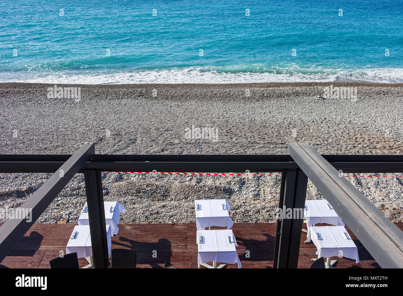 Francia Costa Azzurra Nizza, spiaggia e mare, tavoli con tovaglie in mare ristorante all'aperto sulla Costa Azzurra Foto Stock