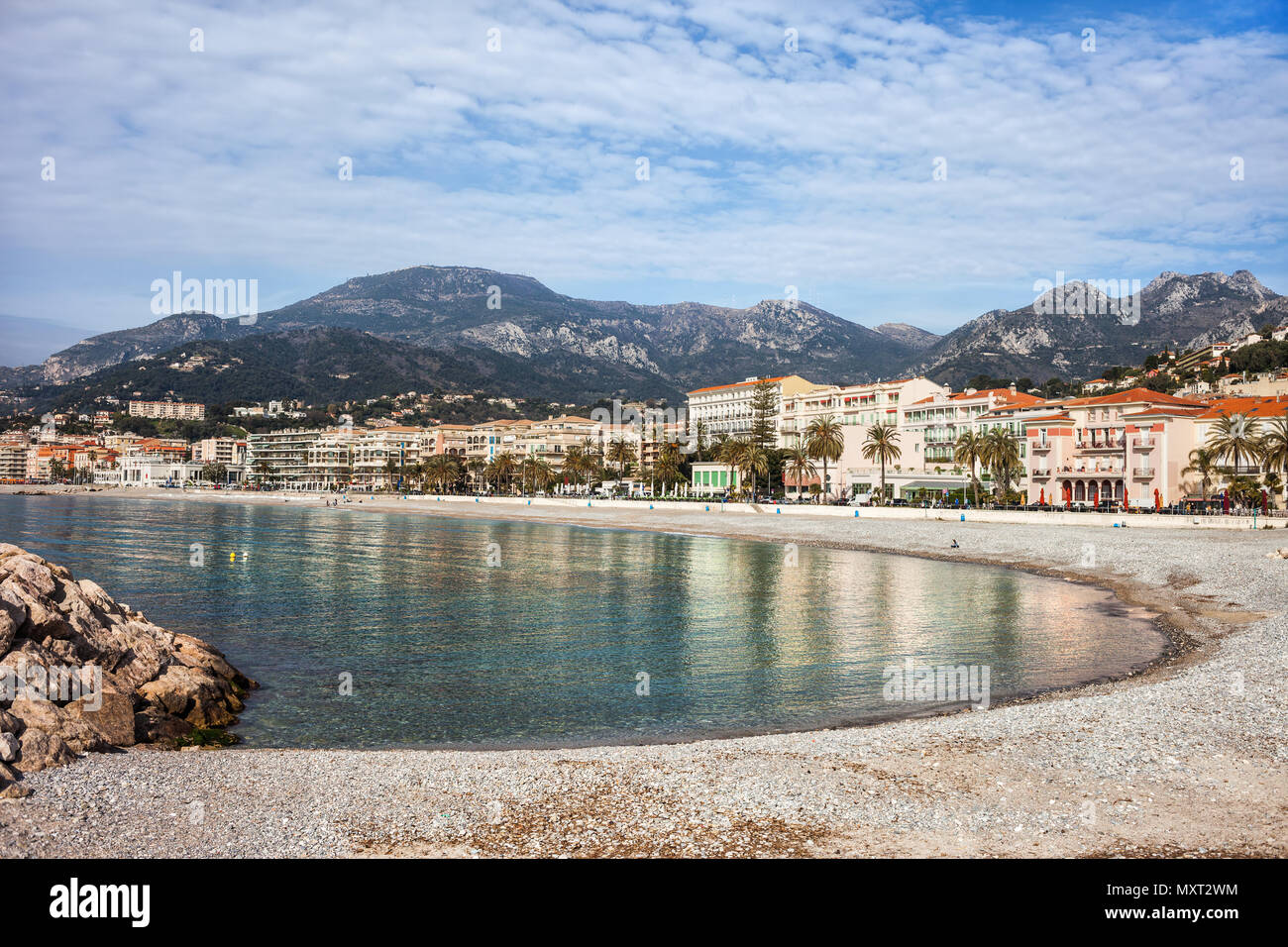 Francia, Riviera Francese, Menton spiaggia cittadina e sullo skyline, resort sul Mar Mediterraneo Foto Stock