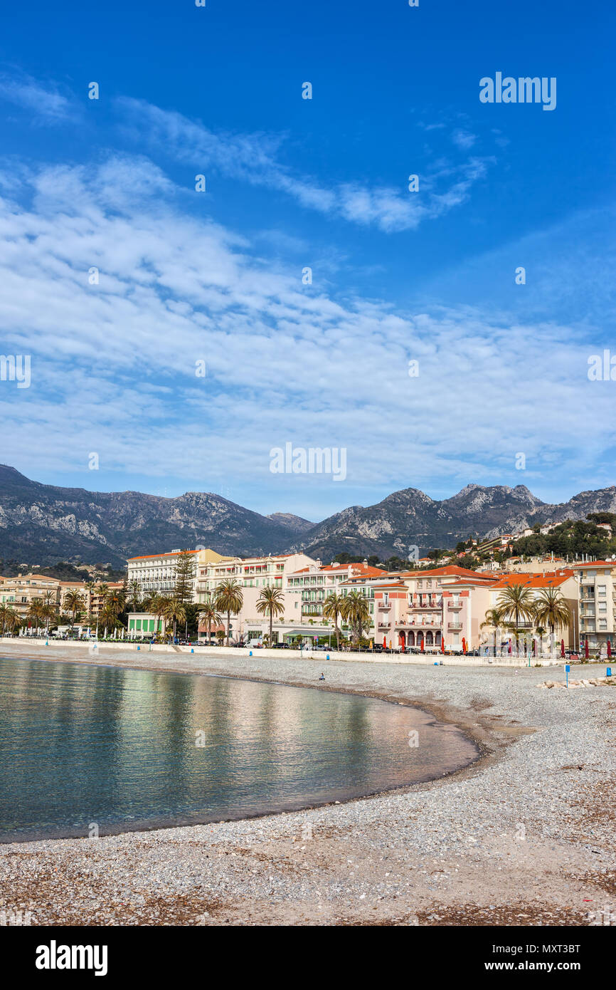 Spiaggia di Menton città al Mare Mediterraneo in Francia, resort sulla Costa Azzurra - Cote d'Azur, Alpes Maritimes Foto Stock