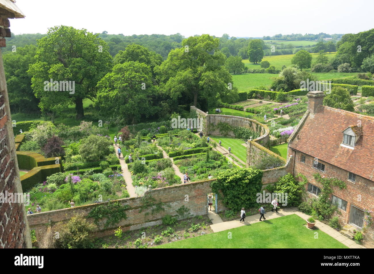 La vista dalla cima della torre presso il castello di Sissinghurst giardino, la proprietà del National Trust che è stata la casa di Vita Sackville-West e suo marito Foto Stock