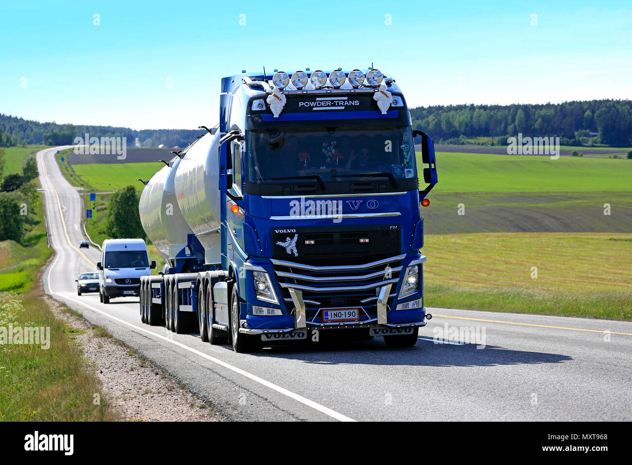 Splendidamente personalizzato Volvo FH trasporto alla rinfusa Carrello per trasporto Powder-Trans su New Scenic 5 posti in autostrada in estate. Foto Stock