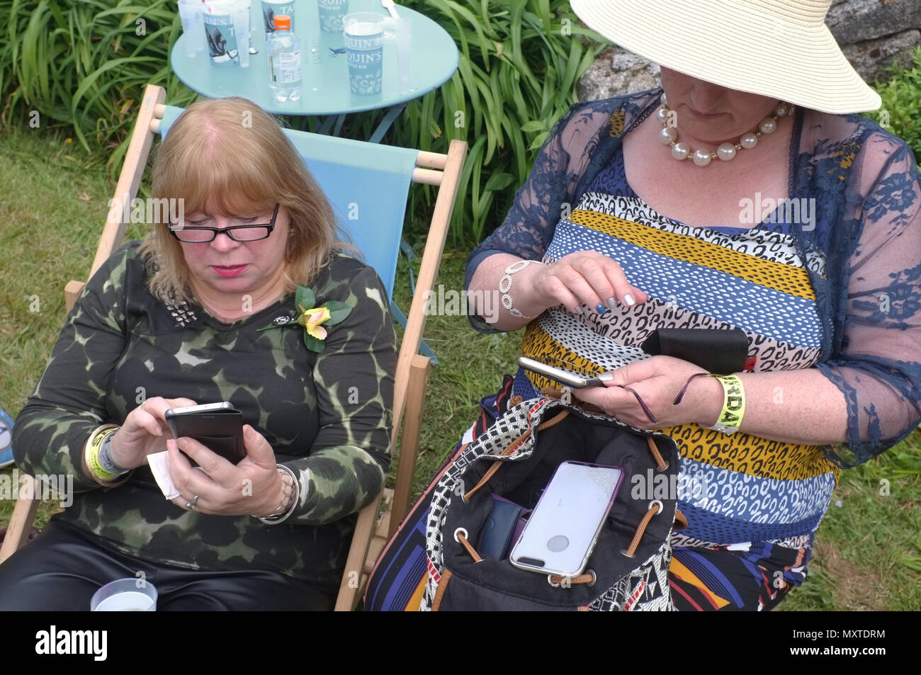 Due donne anziane sui loro telefoni. Foto Stock