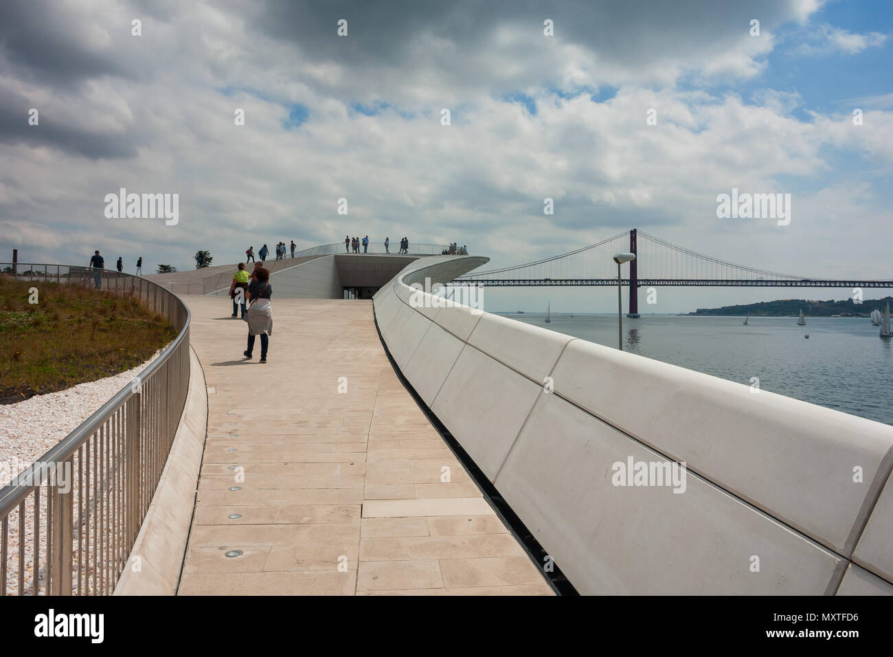 Lisbona, Portogallo - 27 Maggio 2018: MAAT - Persone presso il Museo di arte, architettura e tecnologia. Progettata dall'architetto britannico Amanda Levete Foto Stock