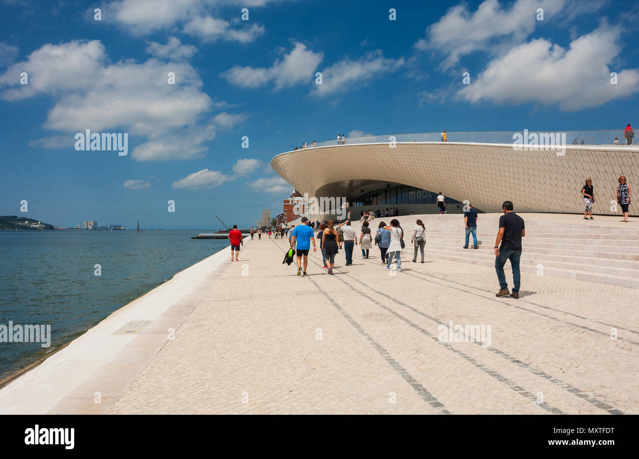 Lisbona, Portogallo - 27 Maggio 2018: MAAT - Persone presso il Museo di arte, architettura e tecnologia. Progettata dall'architetto britannico Amanda Levete Foto Stock