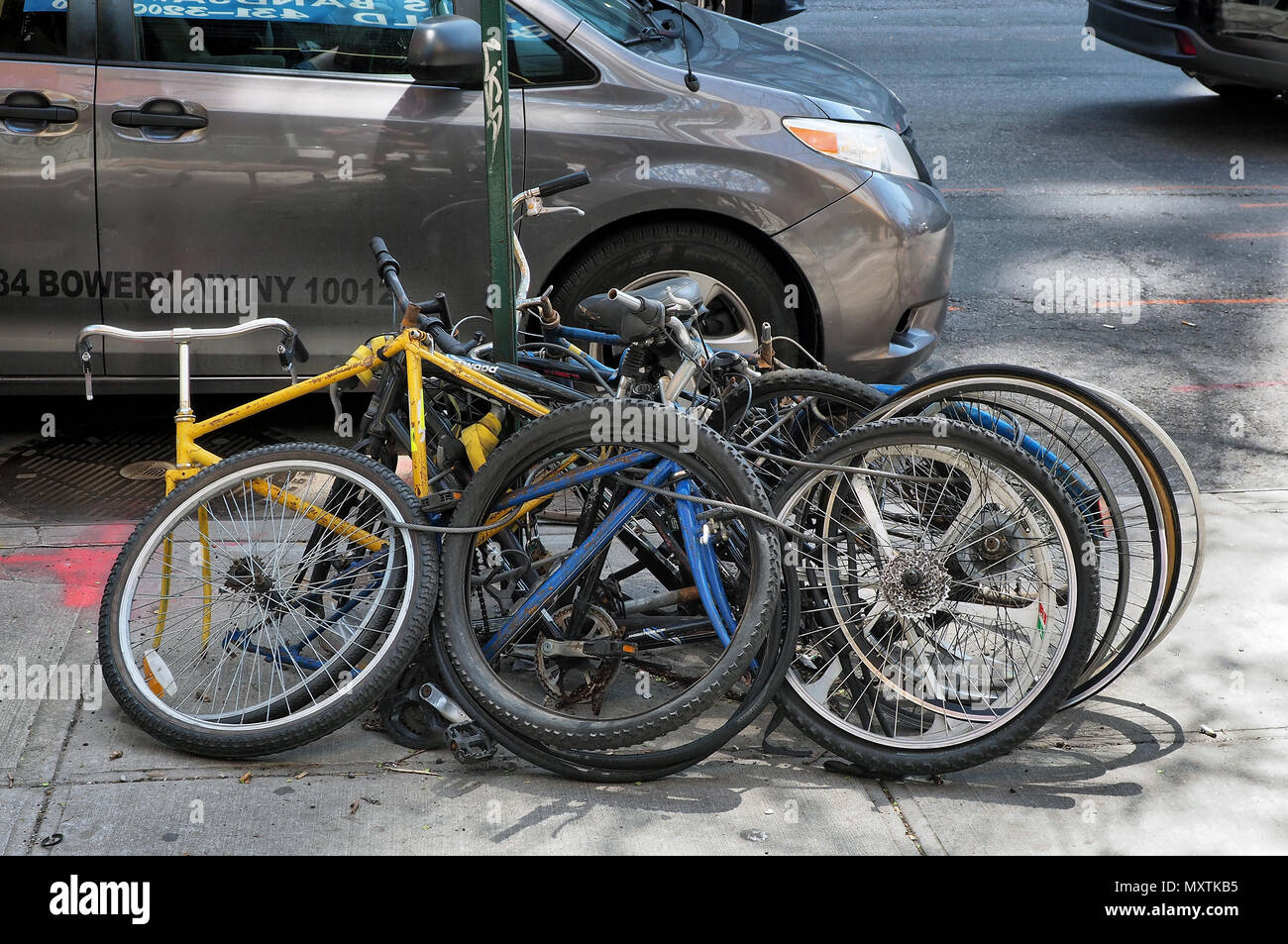 In bicicletta per le strade di New York City Foto Stock