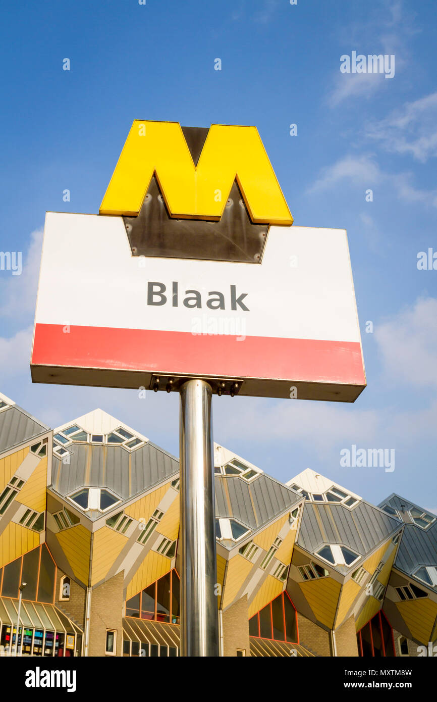 Rotterdam unico cubo giallo case con il segno della metropolitana di Blaak sul polo di argento in primo piano Foto Stock
