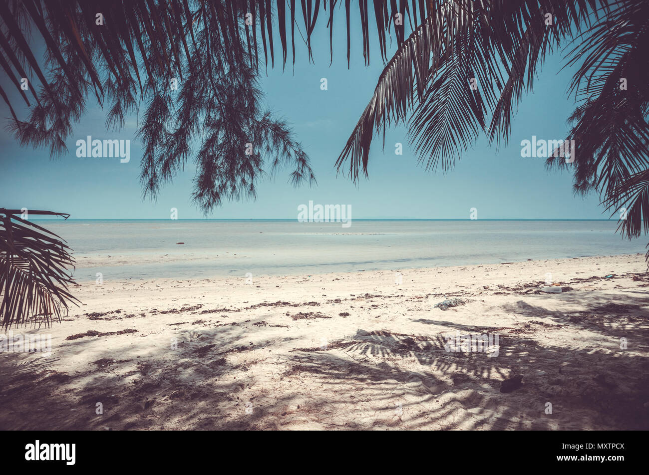 Paesaggi mozzafiato la sabbia a riva del mare calmo e la spiaggia circondata da piante tropicali nell'isola esotica. Regno di Thailandia. Lo sfondo perfetto per le illustrazioni e collage. Foto Stock