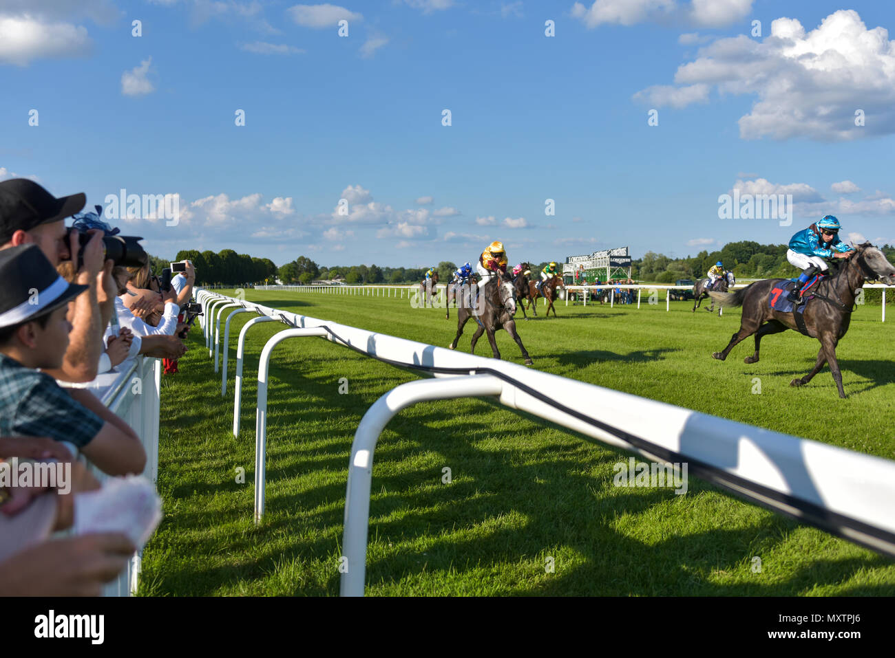 Corsa di cavalli Baden-Baden, 2 giugno, 2018, Baden Racing di Evento Spring, cavalli a correre sul corso e visitatori, gara di Landkreis Rastatt, ordine di esecuzione-in Foto Stock