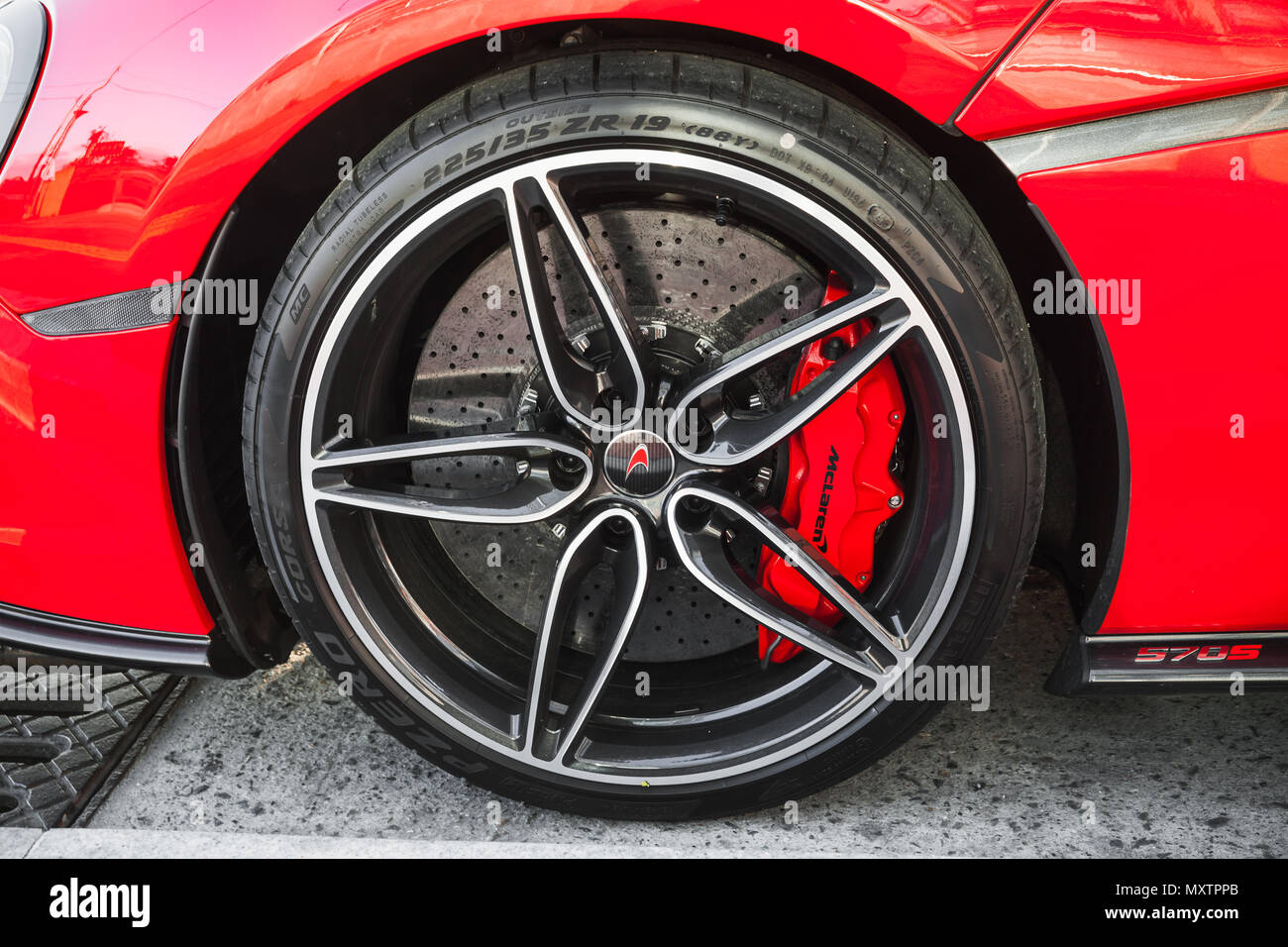 Busan, Repubblica di Corea - Marzo 16, 2018: McLaren 570S close-up foto della ruota anteriore foto Foto Stock