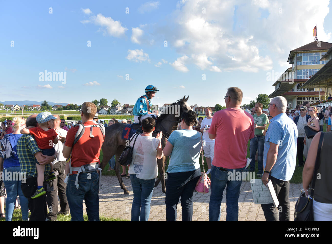 Corsa di cavalli Baden-Baden, 2 giugno, 2018, Baden Racing di Evento Spring, Marco Casmento su Arktis, vincitore di gara Landkreis Rastatt Foto Stock