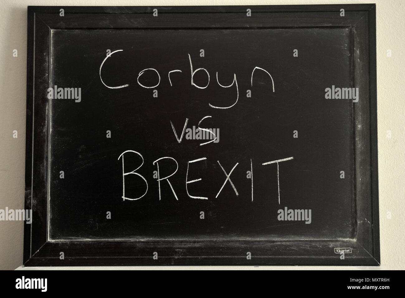 Corbyn vs BREXIT scritto in bianco gesso su una lavagna. Foto Stock