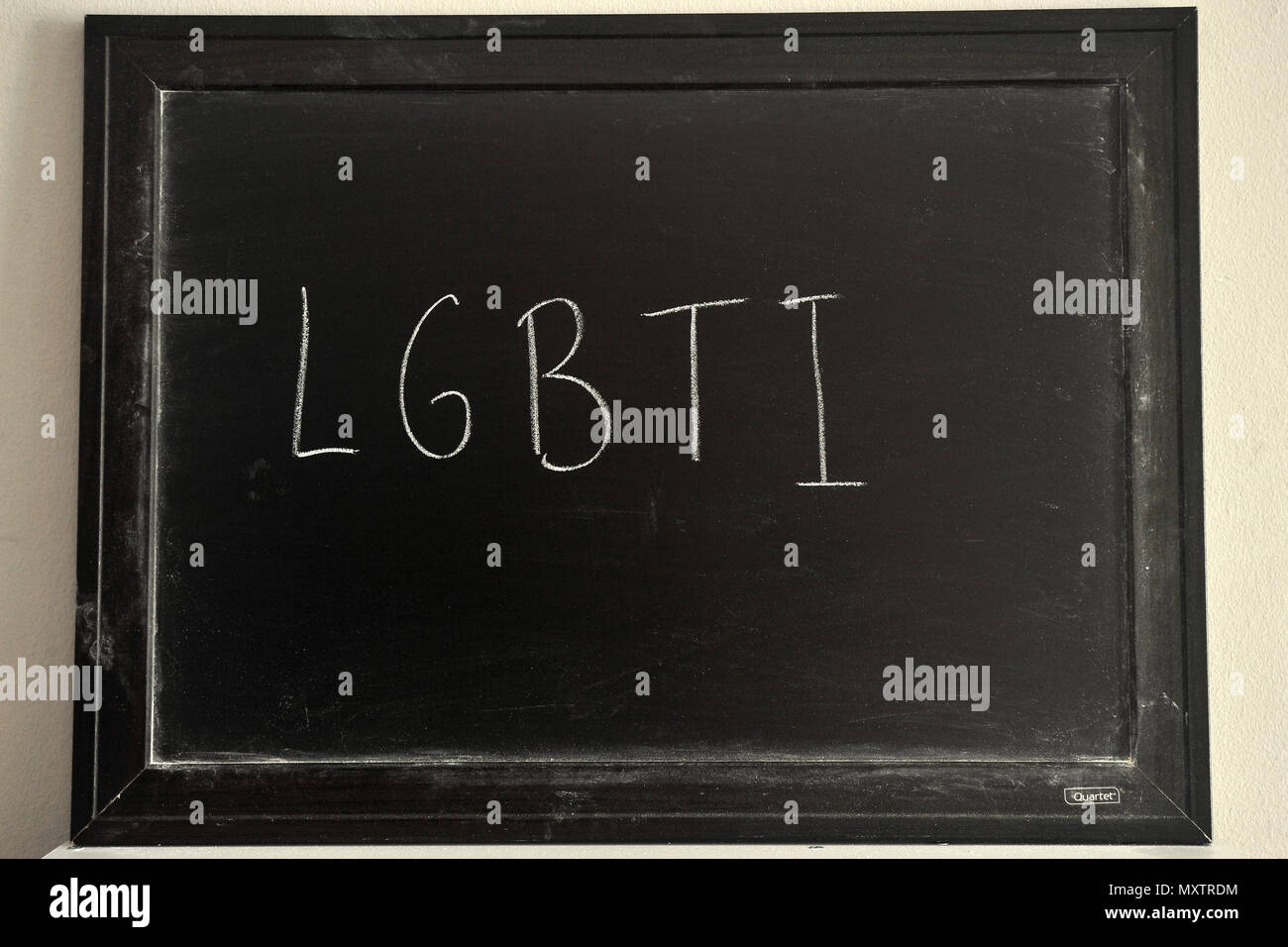 LGBTI scritto in bianco gesso su una lavagna. Foto Stock
