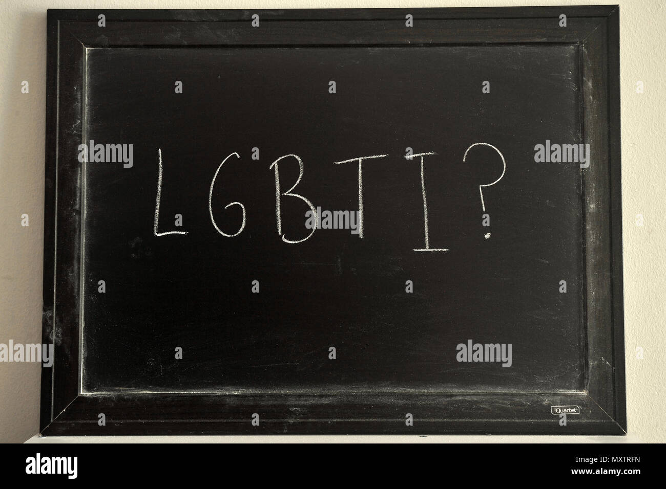 LGBTI? Scritto in bianco gesso su una lavagna. Foto Stock