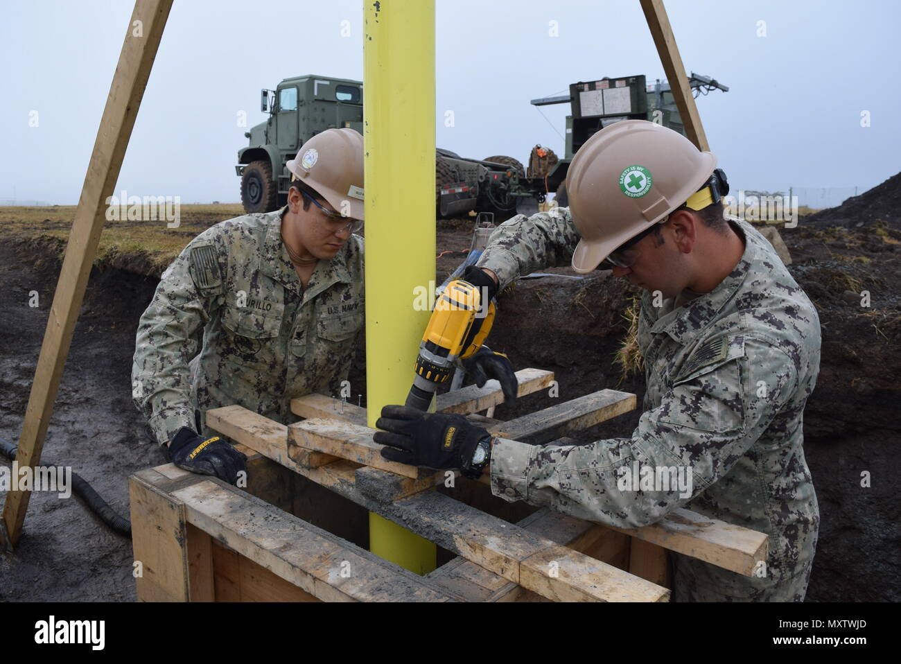 160607-N-YQ050-076 Fuji, Giappone (nov. 16, 2016) Petty Officer di terza classe Fransisco Murillo, sinistra e Sottufficiali terza classe Robert Blankenship, assegnato alla Naval Mobile Battaglione di costruzione (NMCB) 5, posizionare la forma attorno a un fallo pole per assicurarsi che sia plumb prima che il calcestruzzo viene posizionato per il fallo poli del campo da baseball a bracci combinato Training Center Camp Fuji. NMCB 5 è avanti distribuito Pacifico occidentale NMCB pronto a sostenere importanti operazioni di combattimento, assistenza umanitaria e aiuto in caso di catastrofe e per fornire al generale di ingegneria civile e di supporto alla Marina Militare, Marine Co Foto Stock