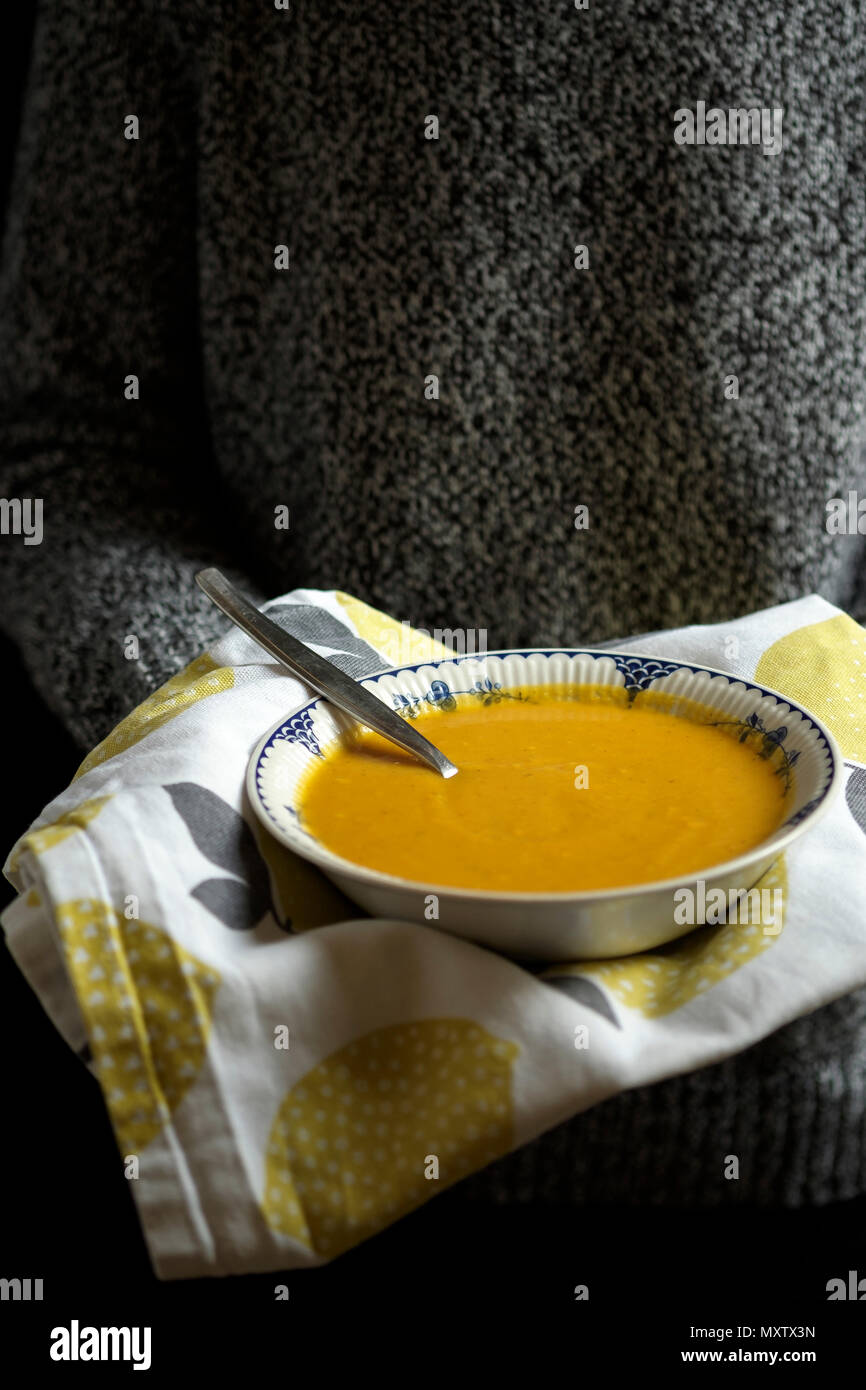 Dolce Zuppa di patate di essere servito Foto Stock