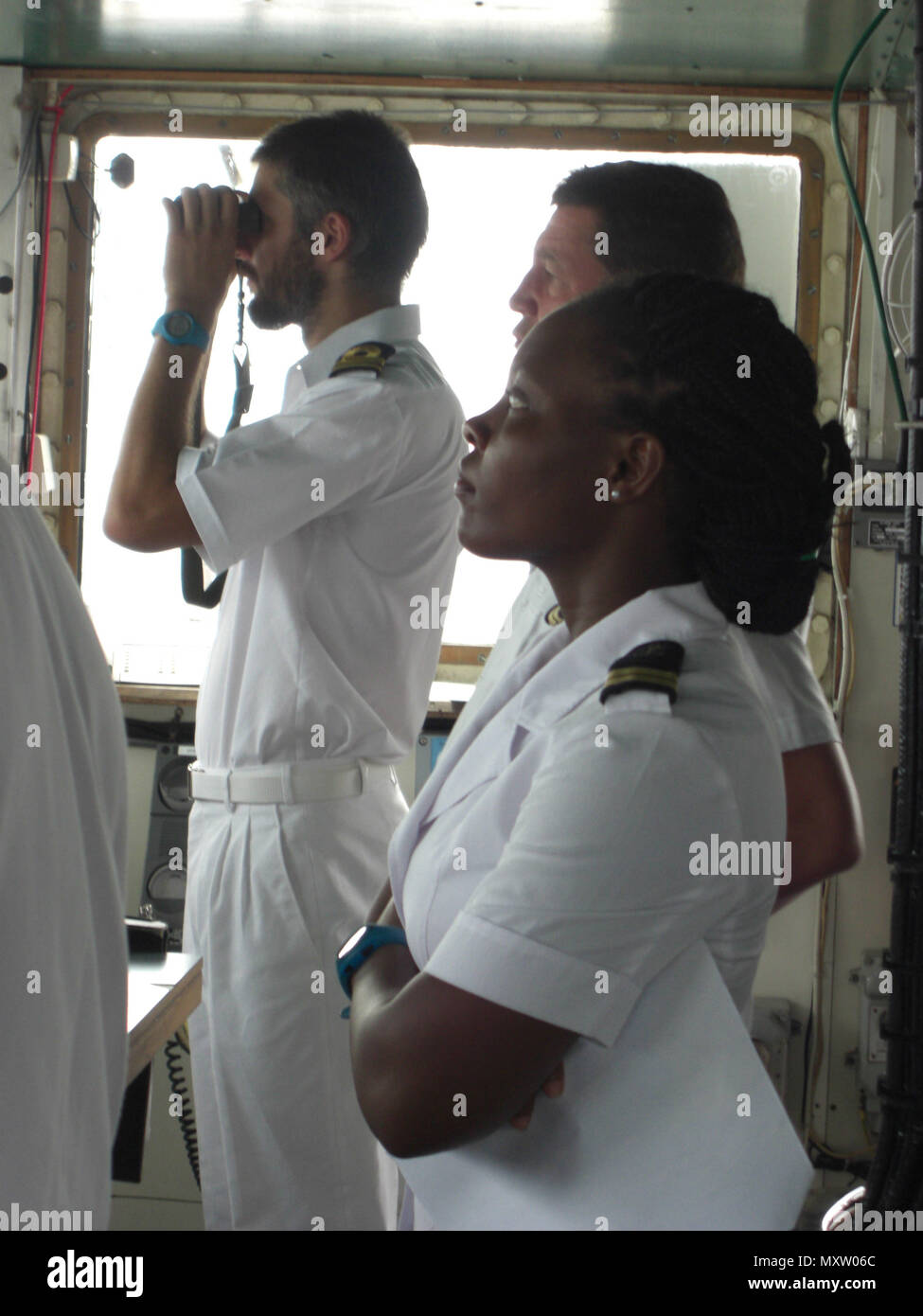 La nave della Marina belga Godetia, che conduce una missione di costruzione delle capacità marittime come parte della Africa Partnership Station, è guidata a Douala, Camerun da un ufficiale della Marina del Benin il 22 novembre 2016. L'operazione mette in evidenza la cooperazione navale, la sicurezza regionale, lo sviluppo di capacità, le operazioni portuali e l'impegno multinazionale per rafforzare la sicurezza marittima e l'interoperabilità tra le forze navali dell'Africa occidentale. Foto Stock