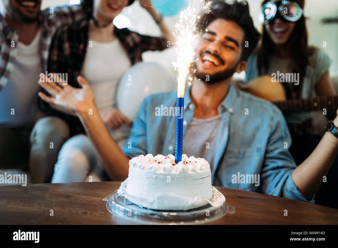 Gruppo giovane di felice amici festeggia il compleanno Foto Stock