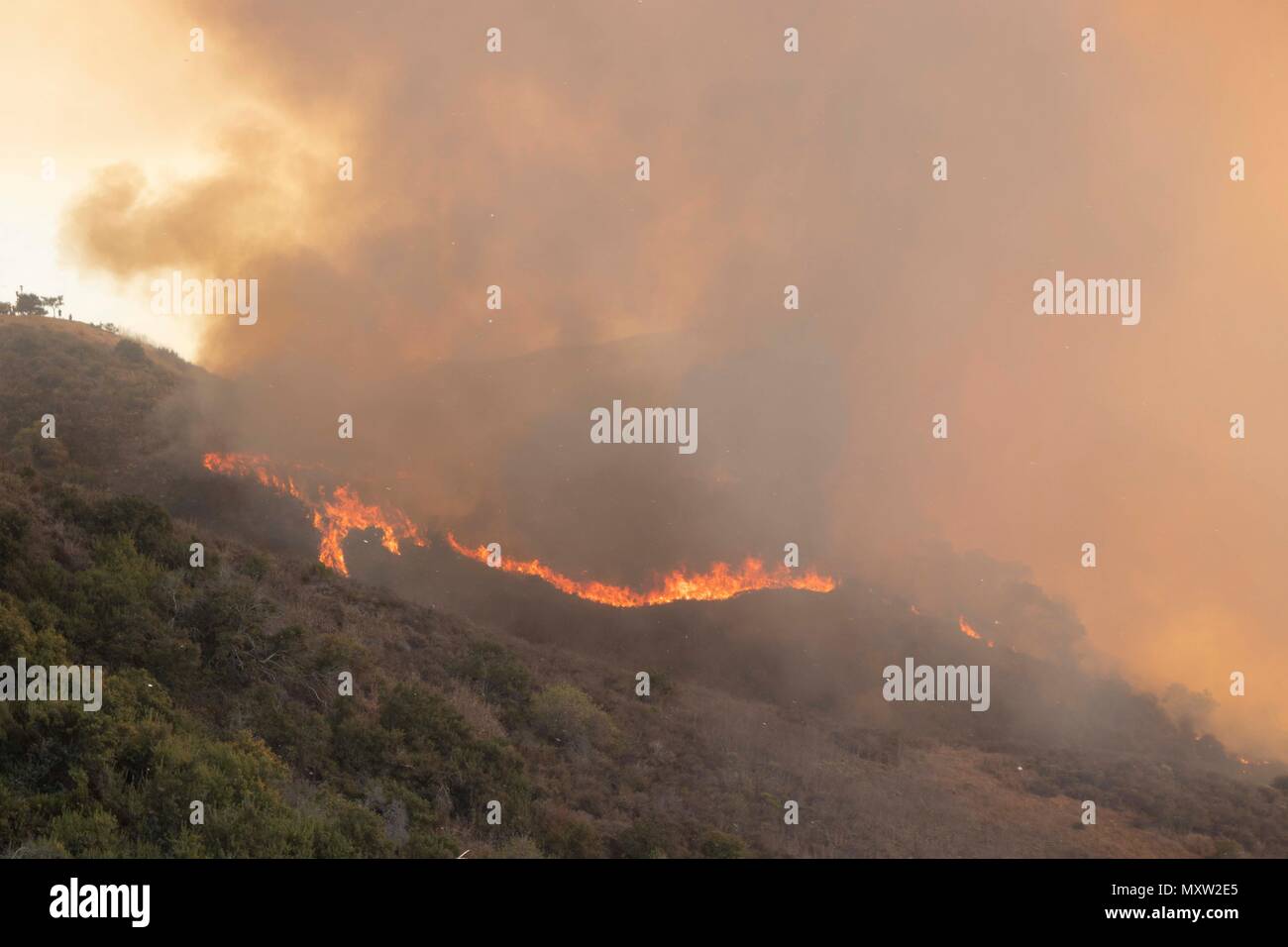 Aliso Viejo spazzola fire catturato il 2 giugno, 2018. Il fuoco ha preso almeno 150 acri nel canyon che circonda California's Soka University. Foto Stock