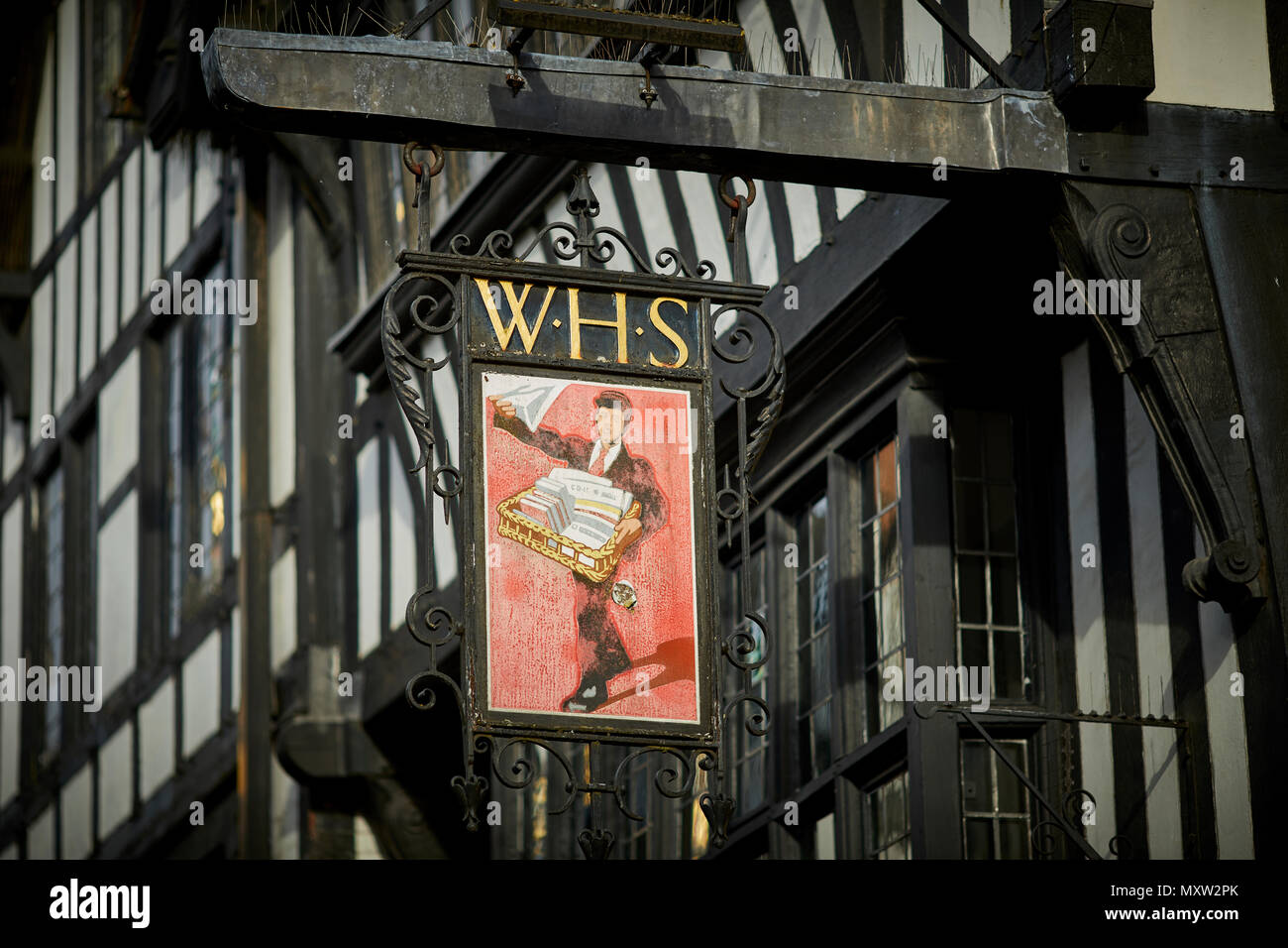 Punto di riferimento principale strada commerciale Eastgate Street, Chester Cheshire, Inghilterra, Tudor negozi nel centro storico della città WH Smiths firmare Foto Stock