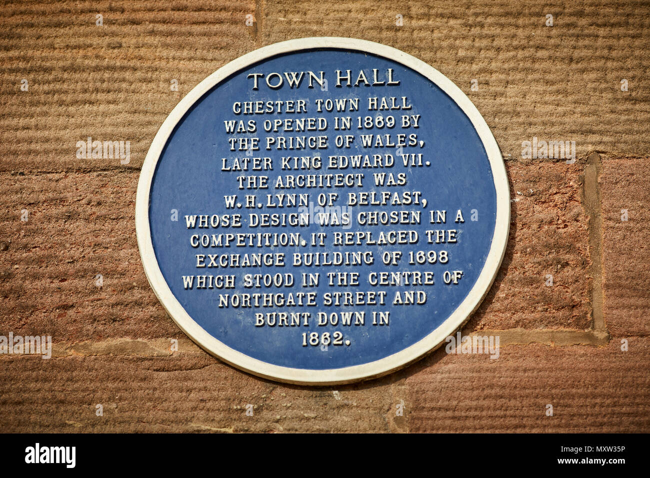 Landmark Revival gotico Chester Town Hall Northgate Street città di Chester, Cheshire, Inghilterra. Blu di placca turistica Foto Stock