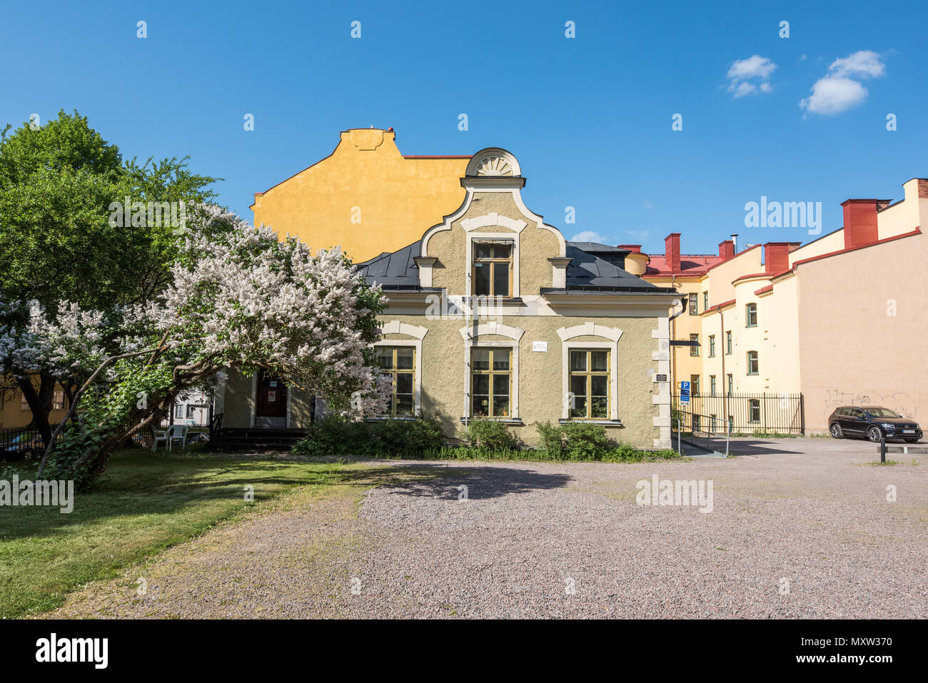 L'allegato e fiore lilla comune nel giardino della casa di Fröbel durante la tarda primavera a Norrköping, Svezia. Foto Stock