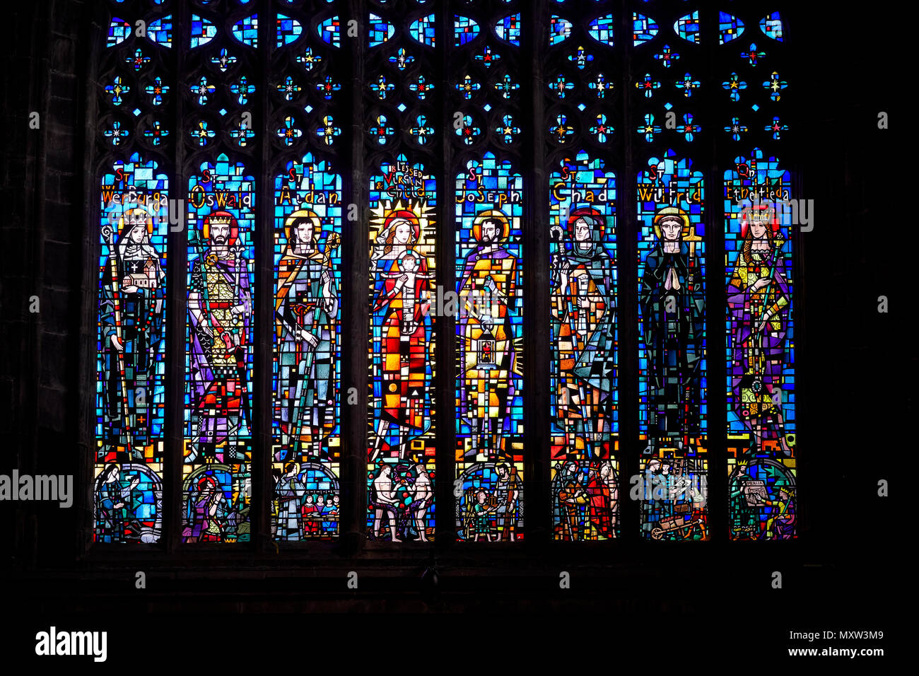 Interior Chester Cathedral, Cheshire, Inghilterra, vetrata, la finestra occidentale è gotico perpendicolare da W. T. Carter Shapland la Santa Famiglia Foto Stock