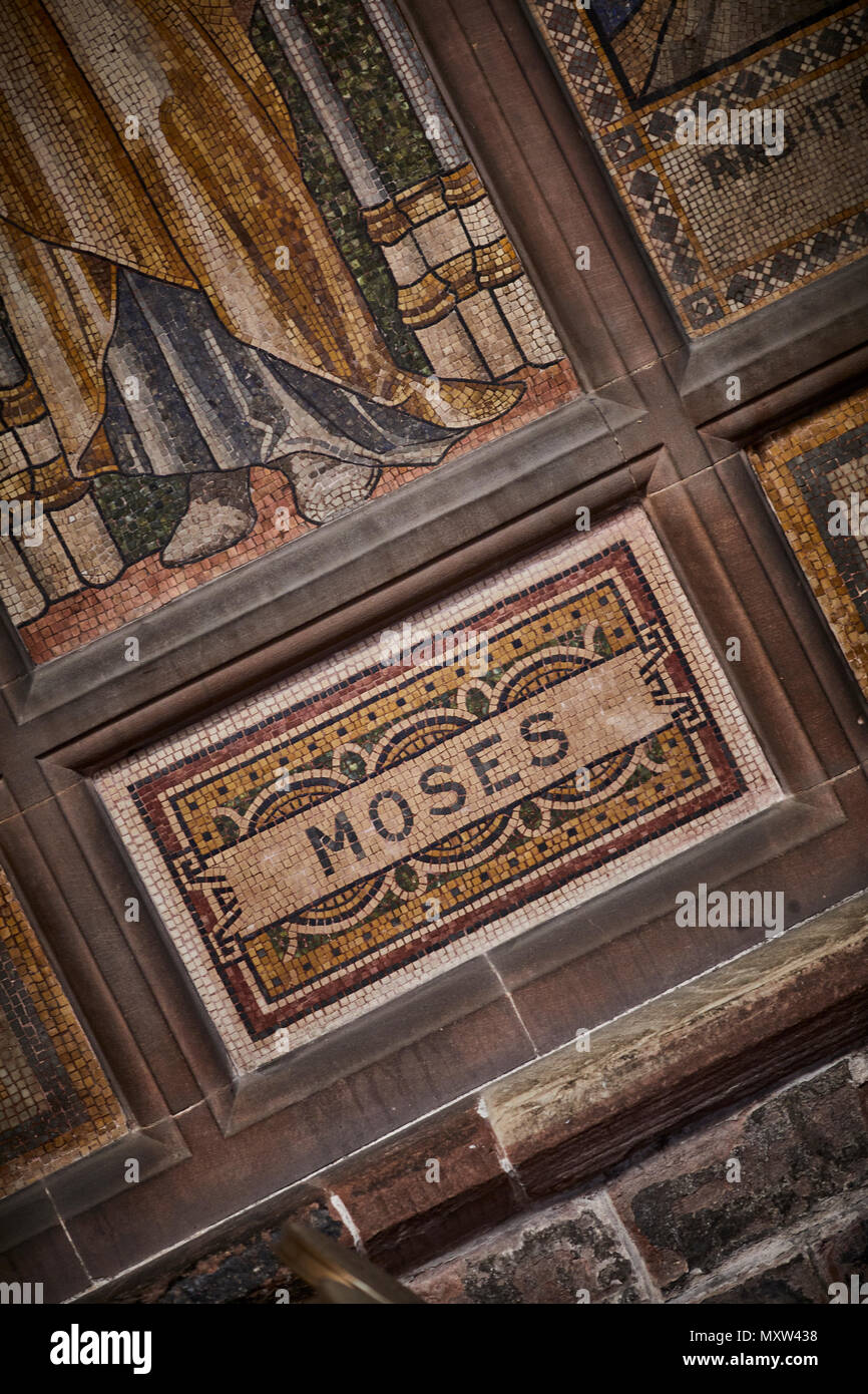 Interior Chester Cathedral, Cheshire, Inghilterra, mosaico arati parete di Mosè Foto Stock