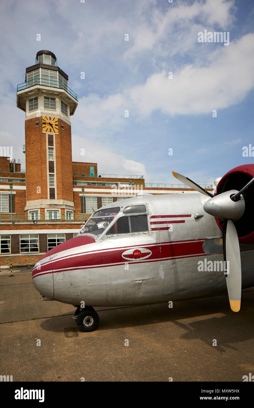 Il Crowne Plaza Liverpool John Lennon Airport Hotel, formerly dell'edificio del terminal di Liverpool Speke Airport, aerodrome art deco della torre di controllo Foto Stock