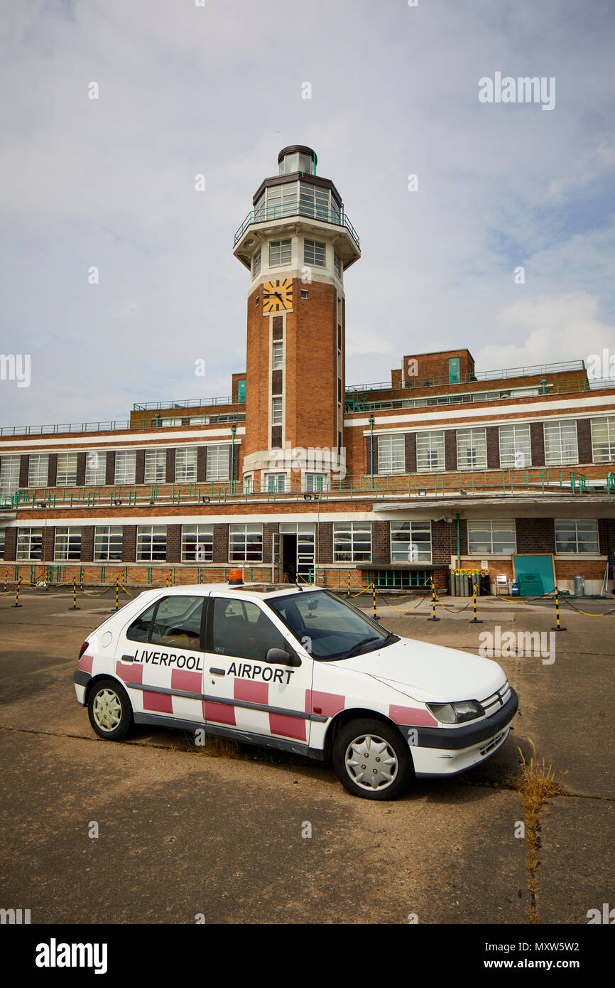 Il Crowne Plaza Liverpool John Lennon Airport Hotel, formerly dell'edificio del terminal di Liverpool Speke Airport, aerodrome art deco della torre di controllo Foto Stock
