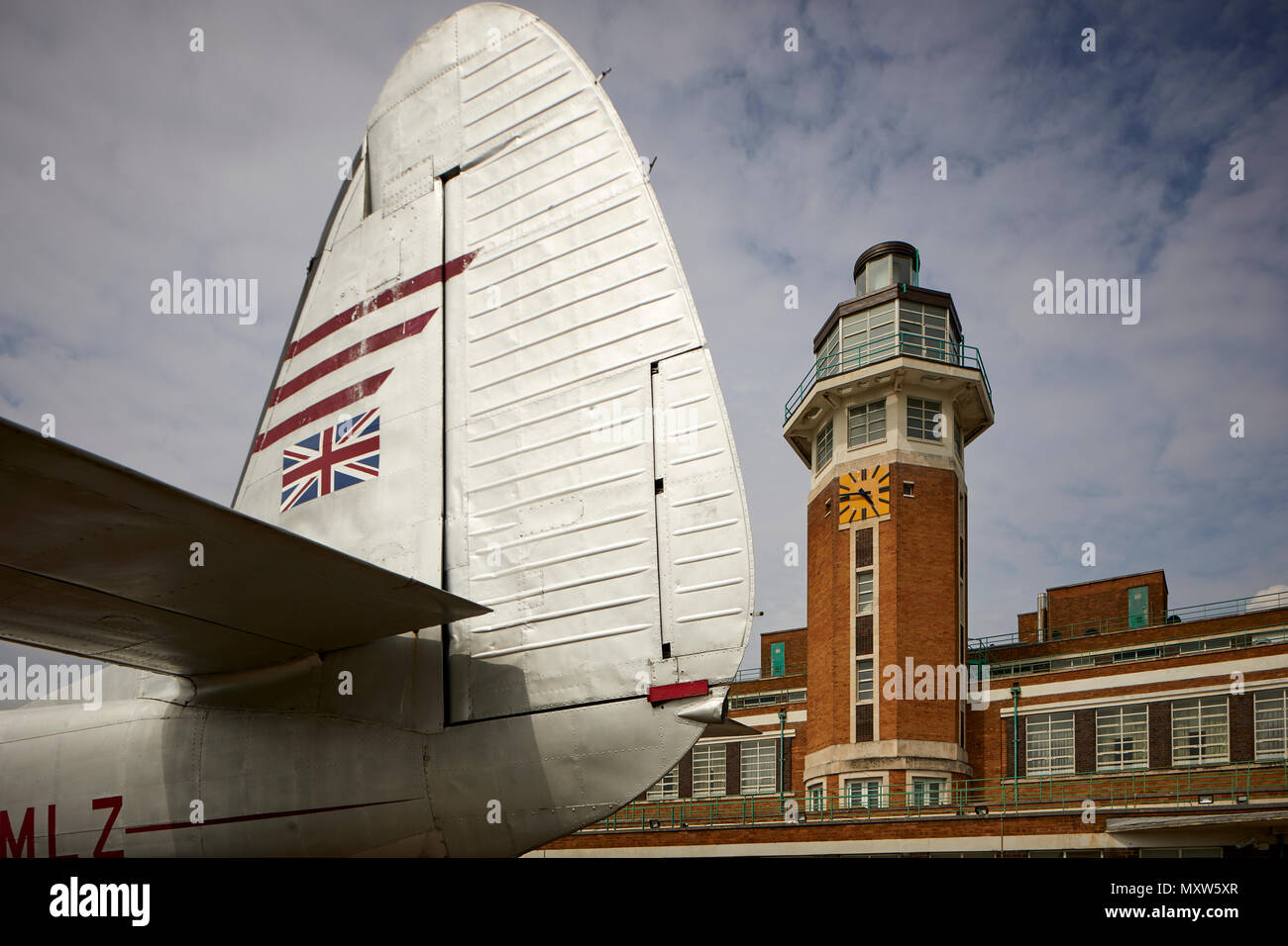 Il Crowne Plaza Liverpool John Lennon Airport Hotel, formerly dell'edificio del terminal di Liverpool Speke Airport, aerodrome art deco della torre di controllo Foto Stock