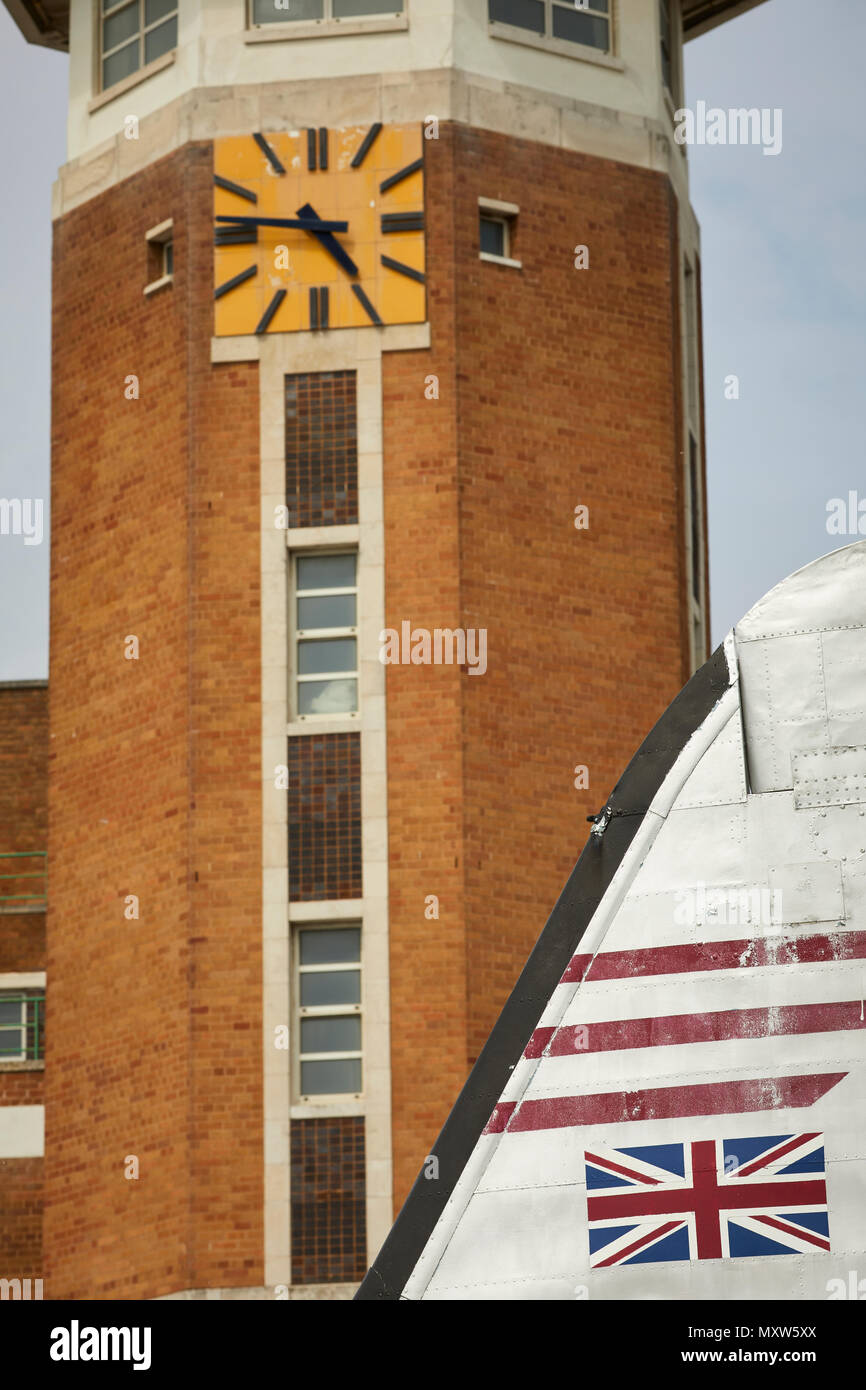 Il Crowne Plaza Liverpool John Lennon Airport Hotel, formerly dell'edificio del terminal di Liverpool Speke Airport, aerodrome art deco della torre di controllo Foto Stock