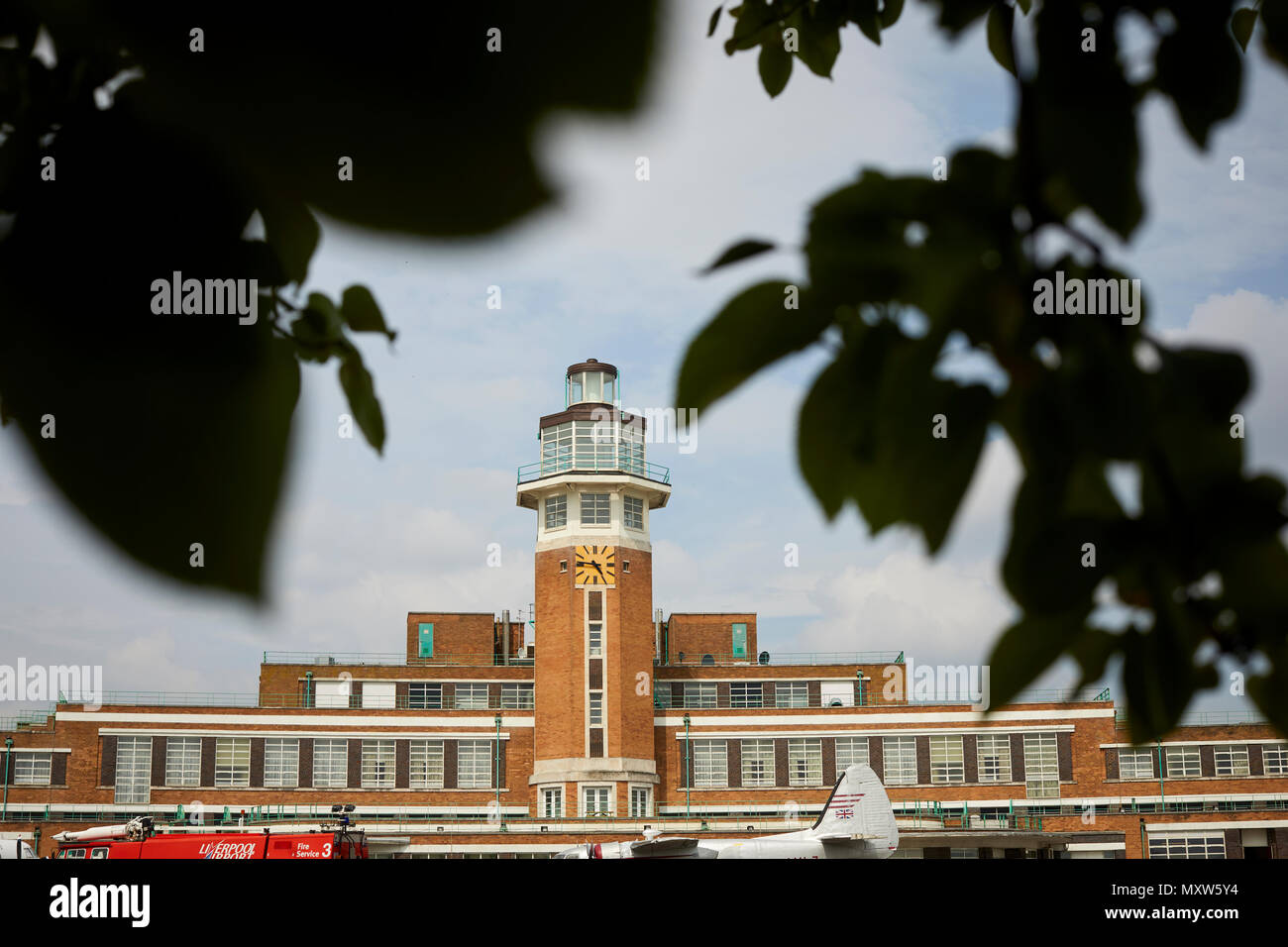 Il Crowne Plaza Liverpool John Lennon Airport Hotel, formerly dell'edificio del terminal di Liverpool Speke Airport, aerodrome art deco della torre di controllo Foto Stock
