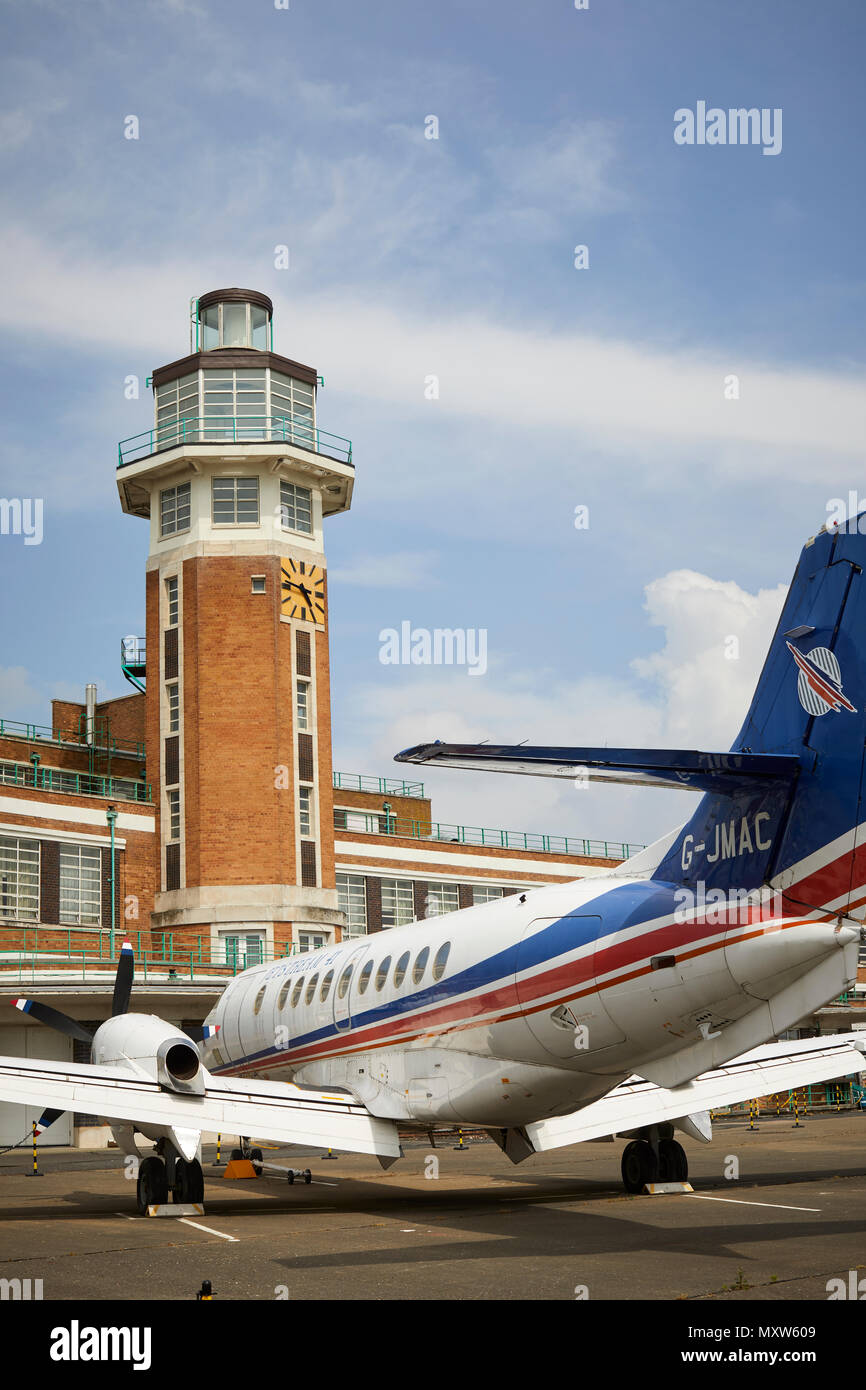 Il Crowne Plaza Liverpool John Lennon Airport Hotel, formerly dell'edificio del terminal di Liverpool Speke Airport, aerodrome art deco della torre di controllo Foto Stock