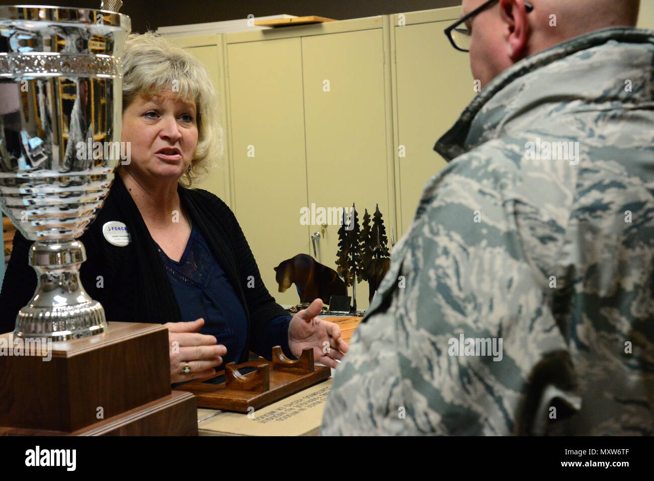 Presso la Malmstrom Air Force base, Montana, un'incisore del Arts and Crafts Center assiste un cliente nella creazione di oggetti personalizzati, tra cui targhe in legno, occhiali incisi, premi in acrilico, trofei e coltelli. The Engraving Shop produce articoli da zero per il personale di base, supportando cerimonie, programmi di riconoscimento, iniziative per il morale ed eventi dell'aeronautica militare. La struttura mette in risalto l'artigianalità, la qualità e la durata per garantire prodotti personalizzati e di alto livello per il 341st Force Support Squadron e la comunità dell'aeronautica. Foto Stock