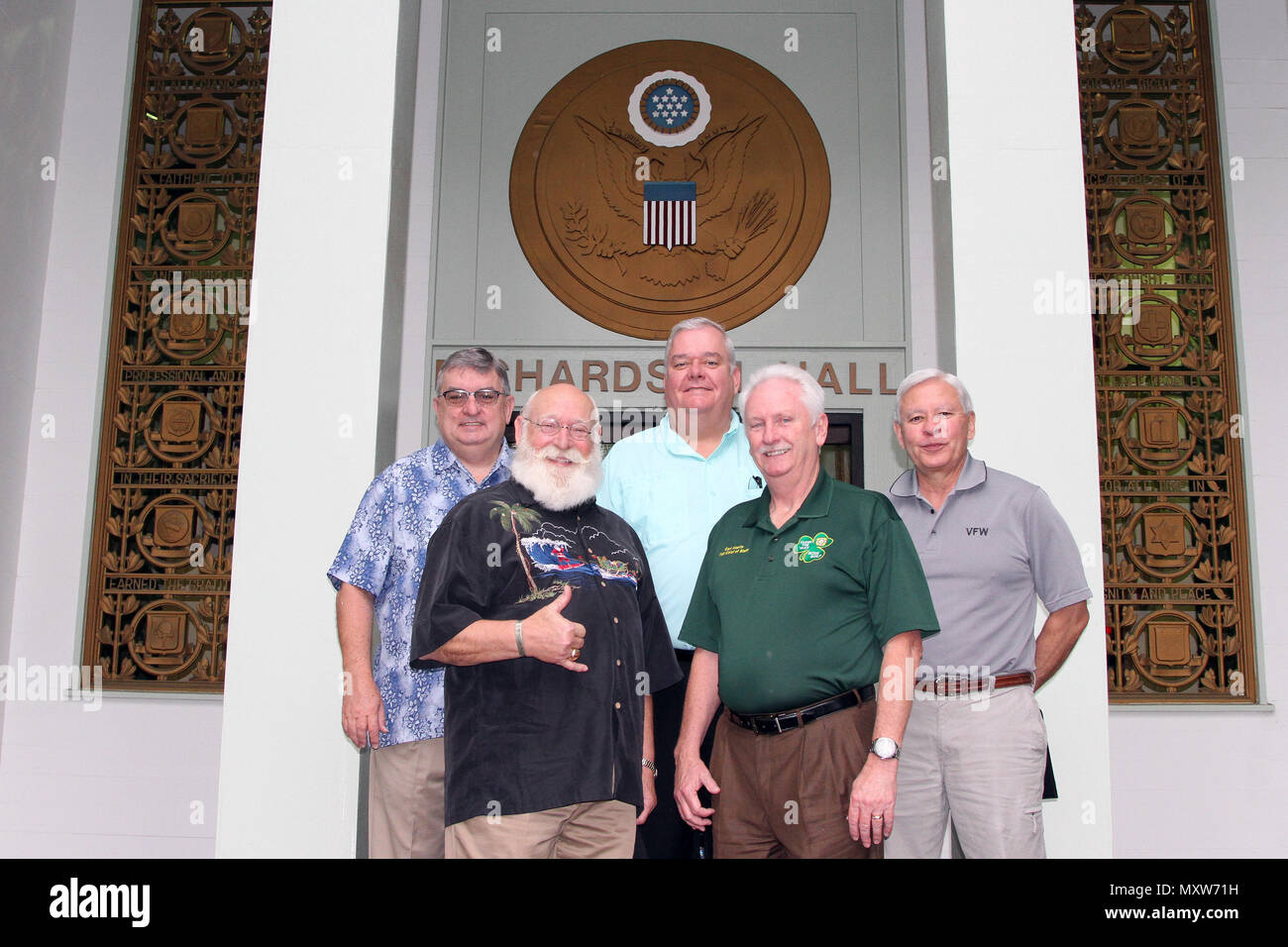 I veterani delle guerre straniere (VFW) i membri del personale (da sinistra a destra), Brian J. Duffy, commander-in-Chief, Jim Dyer, cappellano, Hal Roesch, Ispettore Generale, Carl J. Kaelin, nazionale capo del personale e Joseph E. Davis, direttore degli affari pubblici prendete il tempo per visitare la storica Palm Circle e Richardson Hall a Fort Shafter, Hi durante il Pearl Harbor settantacinquesimo anniversario commemorazione settimana il 8 dicembre 2016. (U.S. Foto dell'esercito da Staff Sgt. Christopher Brown, U.S. Pacifico esercito di Affari pubblici) Foto Stock