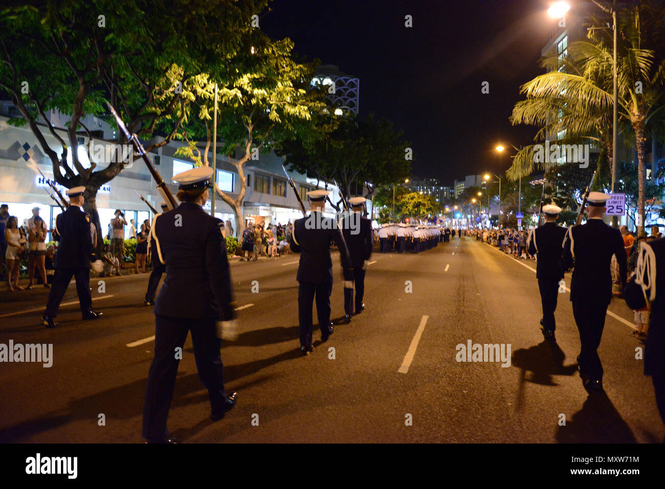 Il Coast Guard cerimoniale di guardia d'Onore Silent Drill team marchigiano dietro il suo equipaggio della Guardia Costiera quattordicesimo distretto durante il Pearl Harbor Memorial Parade di Waikiki Hawaii, 7 dicembre, 2016. Il corteo è uno dei molteplici eventi che si terrà durante il giro commemorazione dell'attacco a Pearl Harbor. La guardia costiera è stata nel Pacifico dal 1850, giocando un ruolo vitale durante l'attacco di Pearl Harbor e ha continuato a servire in tutto il Pacifico oggi. (U.S. Coast Guard foto di Sottufficiali di terza classe Amanda Levasseur) Foto Stock