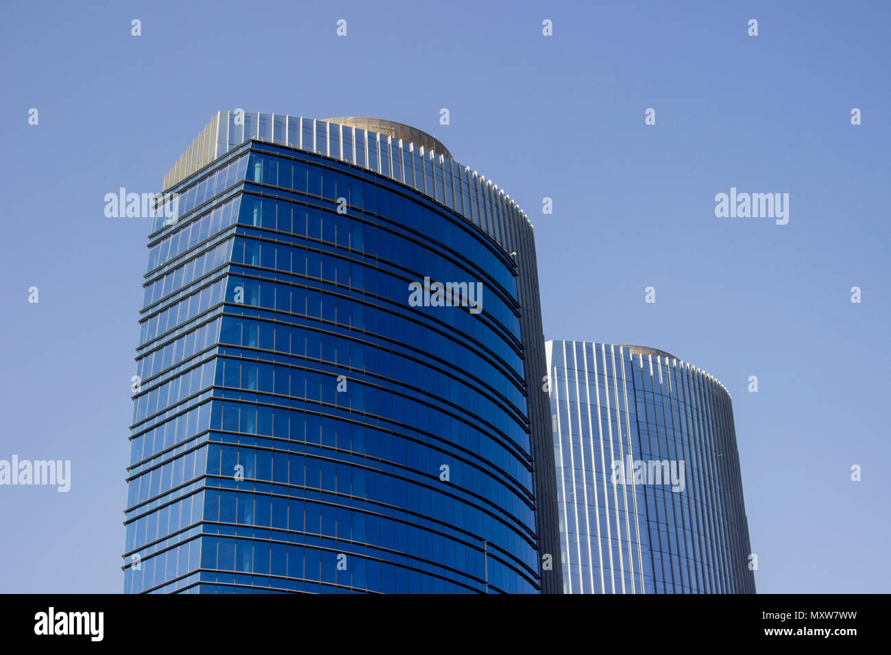 Ripresa a tutto campo di una coppia di gemelli corporate ufficio blu edifici ad alta con un design a strisce. Foto Stock
