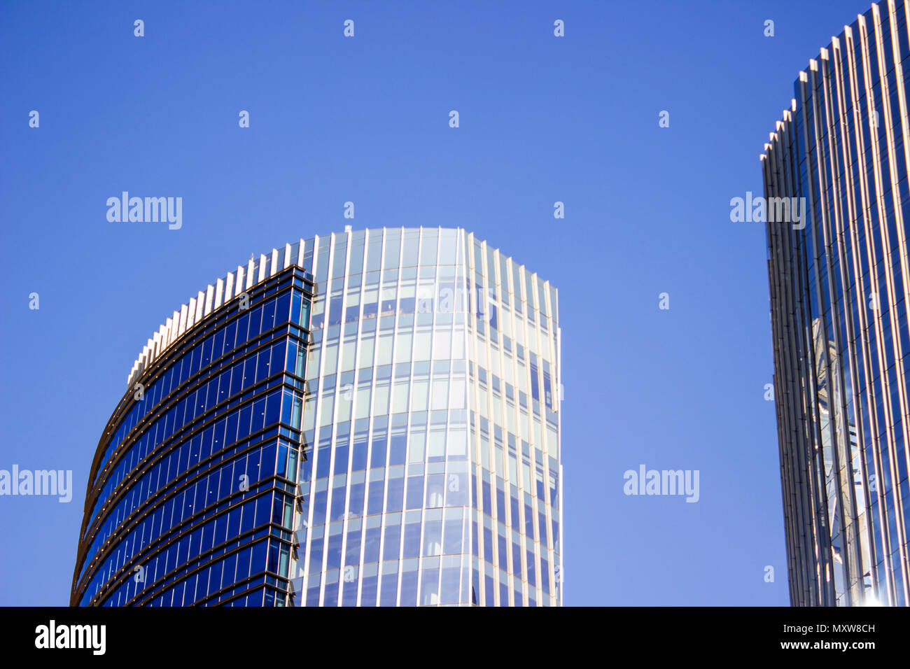 La facciata anteriore di un blu edificio aziendale accanto al suo gemello edificio. Foto Stock