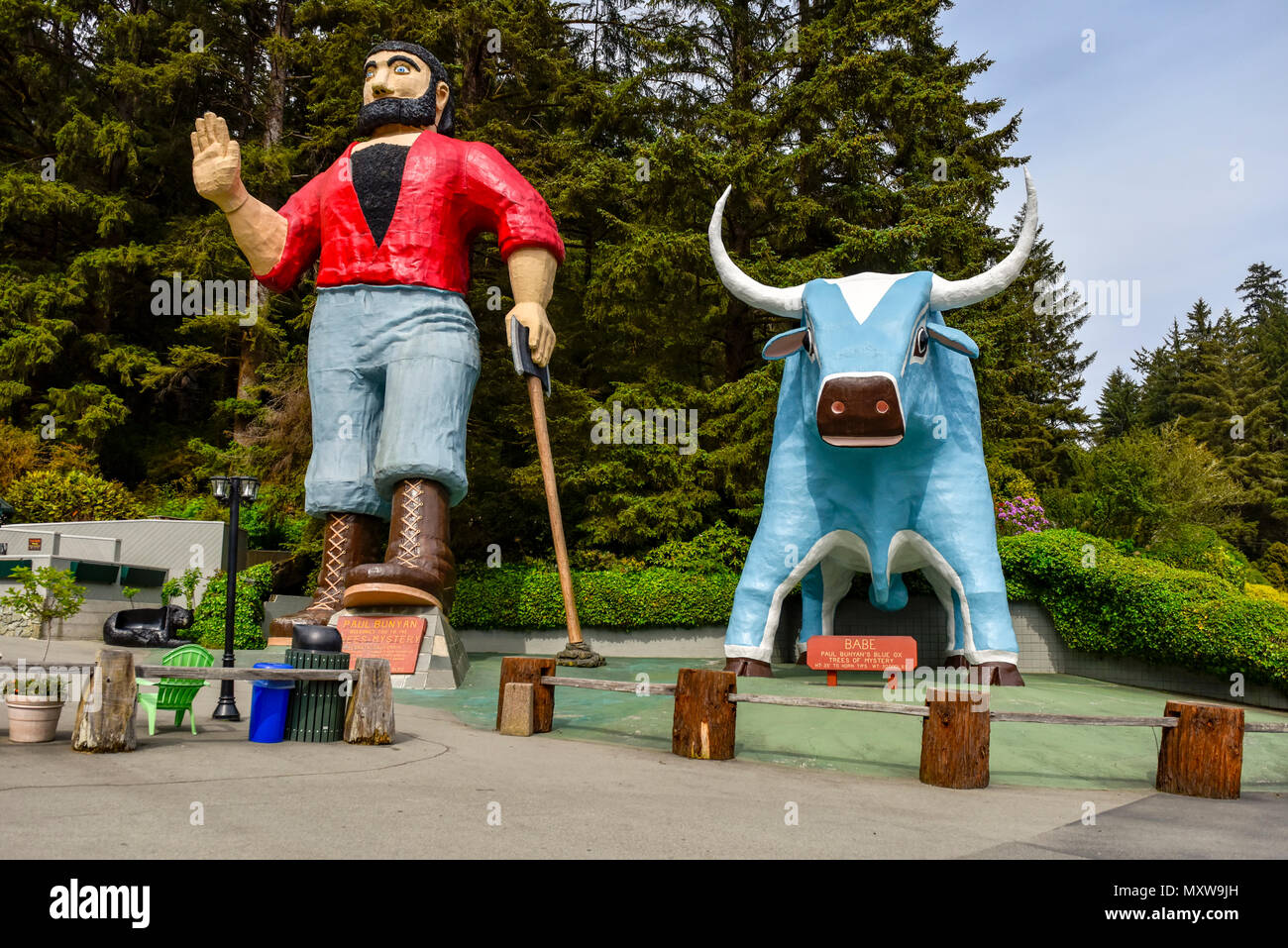 Gli alberi di mistero, un attrazione sul ciglio della strada in Klamath, California. Paul Bunyan e il suo colore blu Ox 'Babe' sorge quasi 50 piedi alto e colloqui per i passanti. Foto Stock