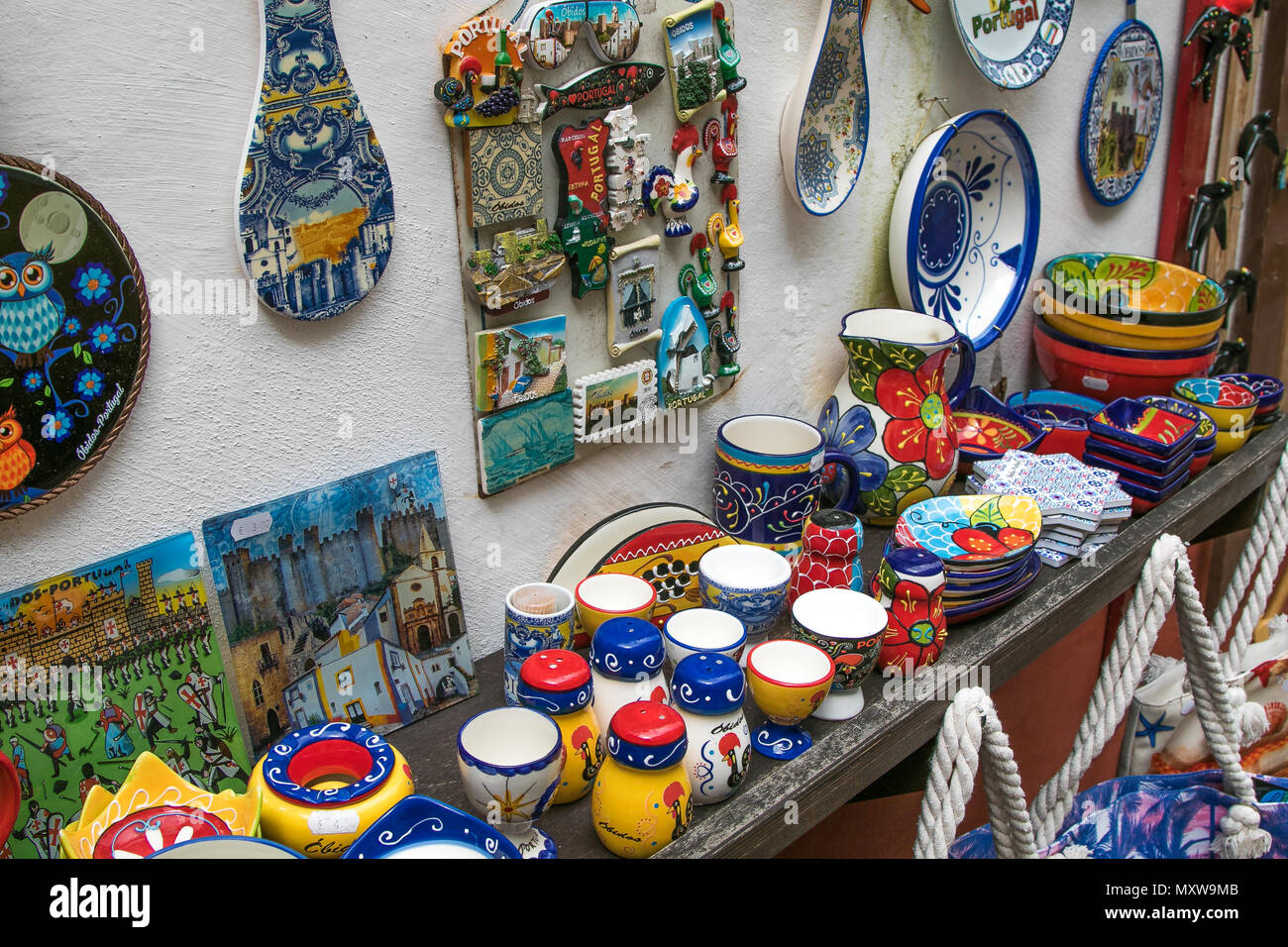 Souvenir turistici in vendita presso le strade di Obidos, Portogallo. Foto Stock