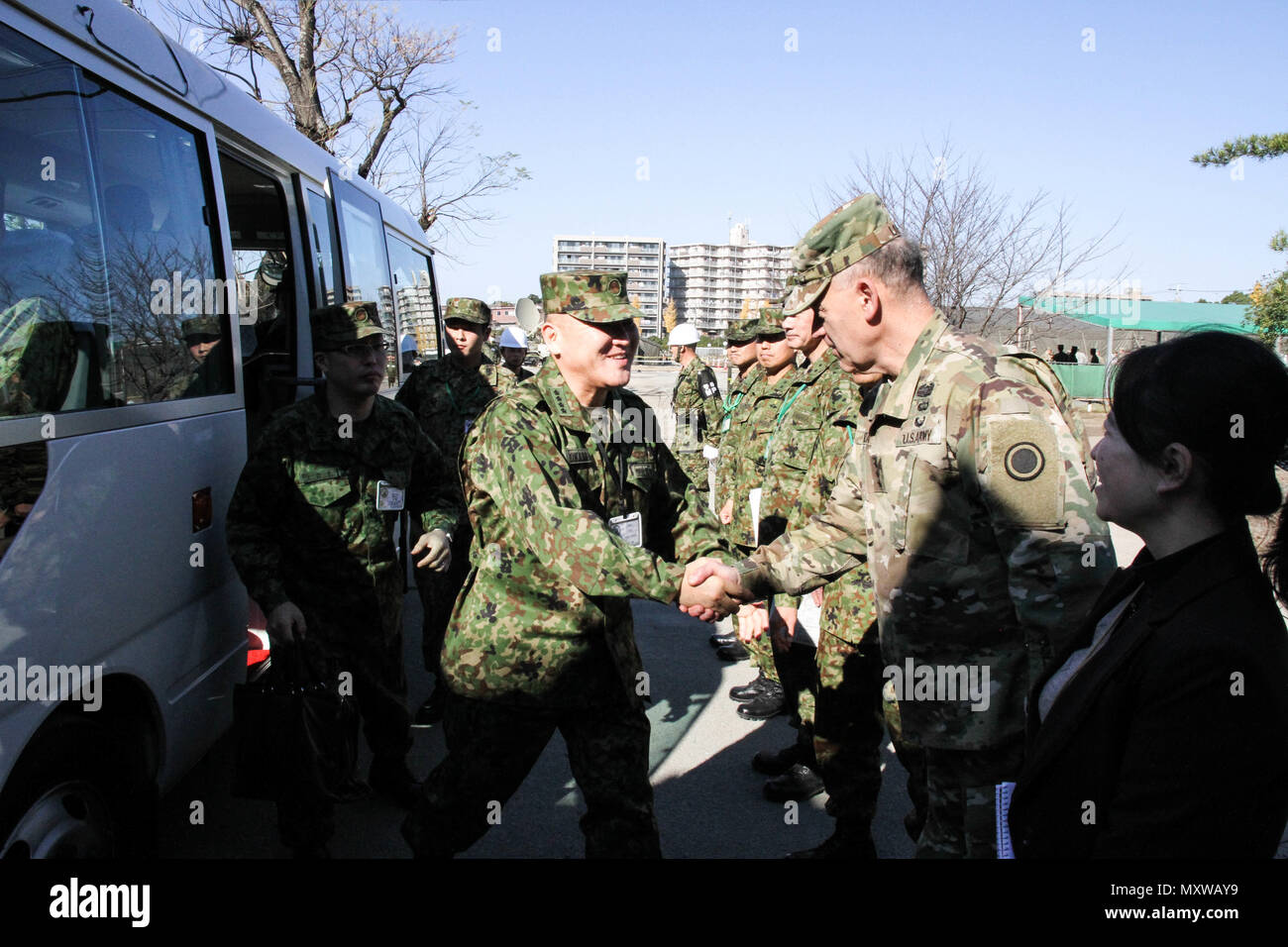 Gen. giapponese Toshiya Okabe (sinistra), capo del personale, Giappone terra Forze di autodifesa, viene accolto da Lt. Gen. Stephen R. Lanza, ho Corps comandante generale, al momento del suo arrivo a Yama Sakura 71, Dicembre 11, 2016 a Camp Kengun, Giappone. Esercizio Yama Sakura 71 è annualmente un posto di comando esercizio co-sponsorizzato da U.S. Esercito Pacifico e Giappone terra Forza di Autodifesa a Camp Kengun da Dic. 1-13. Lo scopo di questo esercizio è di migliorare gli Stati Uniti e il Giappone del combat readiness e interoperabilità mentre il rafforzamento delle relazioni bilaterali e la dimostrazione di risolvere negli Stati Uniti per supportare l'interessi in materia di sicurezza Foto Stock