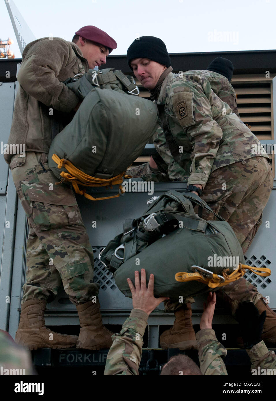 Paracadutisti di partecipare a operazioni di volo guidato dal partner-nazione e American jumpmasters durante il funzionamento del giocattolo goccia XIX Dic. 9. Il funzionamento del giocattolo è caduta una U. S. Esercito degli affari civili e le operazioni psicologiche il comando (Airborne) e U.S. La riserva di esercito collettiva annuale airborne esercizio utilizzati per preparare i soldati per supportare il global lottatori comandanti dell esercito e componente di servizio i comandanti in teatri di operazioni in tutto il mondo. (Foto di U.S. La riserva di esercito Sgt. Christina M. Dion, 319Mobile degli affari pubblici distacco) Foto Stock