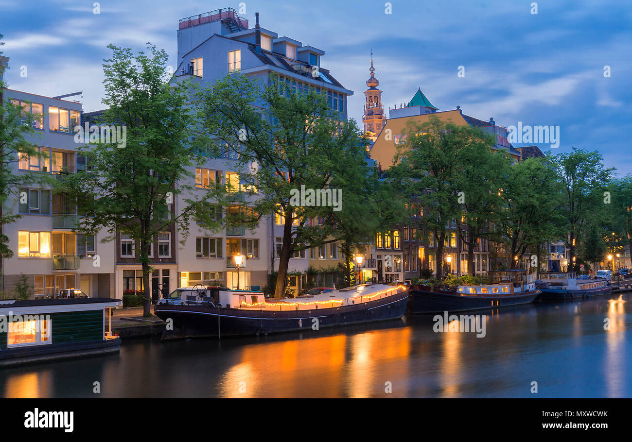Bella vista dei canali di Amsterdam con il ponte e il tipico olandese case. Holland Foto Stock