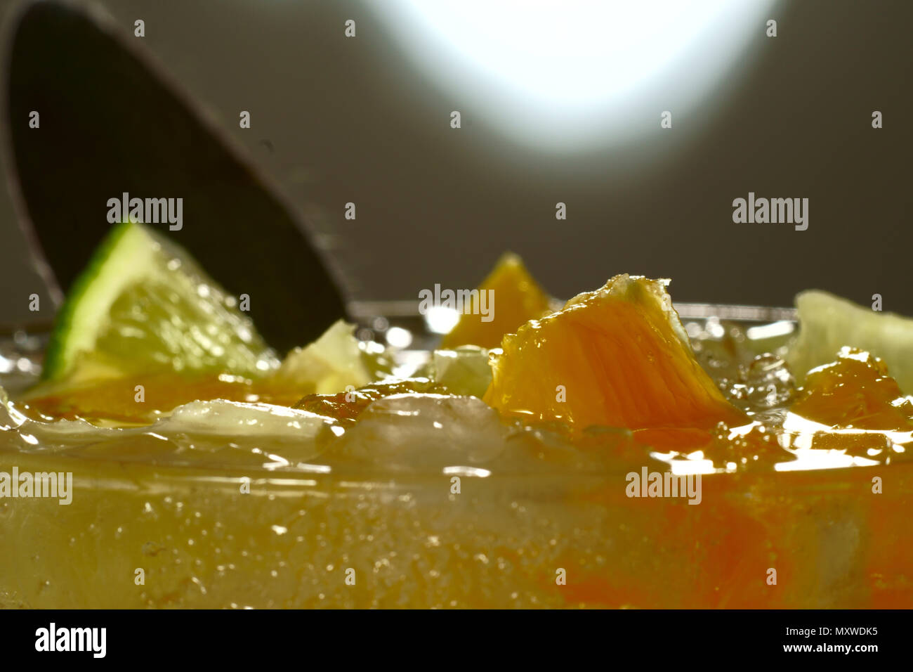 Vista dall'alto di un delizioso cocktail con gli agrumi, ghiaccio, alcool, calce, arancione e limon. Foto Stock