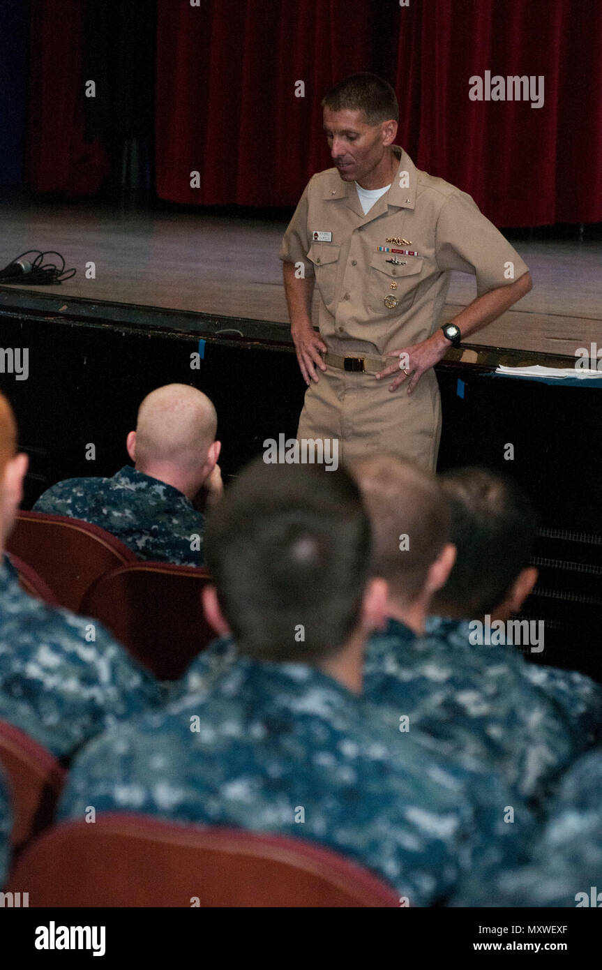 161212-N-GV506-001 Apra Harbor, Guam (DEC 12, 2016) - Posteriore Adm. Richard Correll, Commander, Gruppo Sommergibili 7, indirizzi Guam sommergibilisti durante un tutte le mani con la chiamata alla stazione navale di Guam è teatro di base dic. 10. Correll fece il suo viaggio inaugurale a Guam per discutere la sua visione e mostrare il suo apprezzamento per i velisti assegnati alle unità del CSG 7 area di responsabilità. (U.S. Navy foto di Sottufficiali di prima classe Jamica Johnson) Foto Stock