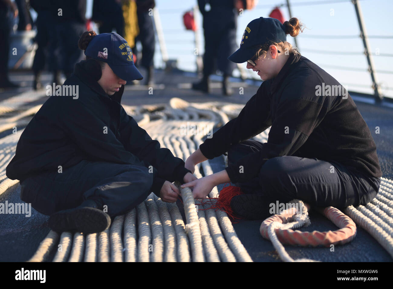 161211-N-JI086-075 - Rota, Spagna (dec. n. 11, 2016) marinaio Elizabeth Cook, da Greenfield, Ind. sinistra e marinaio Andrea riso, da Danville, Ky., frusta una linea di ormeggio come guidato-missile destroyer USS Porter (DDG 78) tira in Rota, Spagna, Dic 11, 2016. Porter, distribuita a Rota, Spagna, sta conducendo operazioni navali negli Stati Uniti Sesta flotta area di operazioni a sostegno degli Stati Uniti per gli interessi di sicurezza nazionali in Europa. (U.S. Foto di Marina con marinaio Ford Williams/rilasciato) Foto Stock