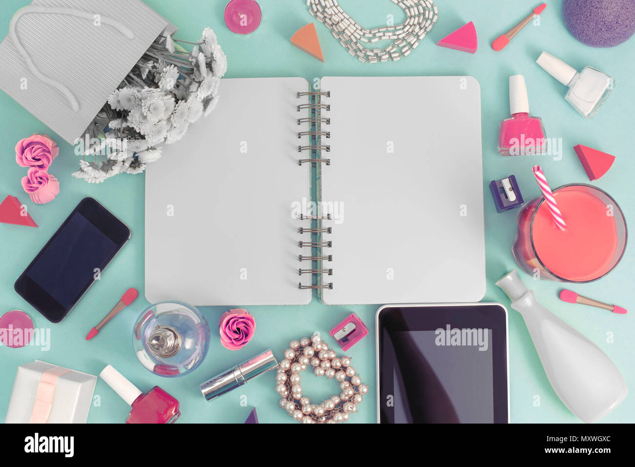 Festosa poster sfondo confezione regalo con un nastro di raso di prua bouquet di fiori perla gioielli notebook smartphone tablet cosmetici rossetto profumo cockt unghie Foto Stock