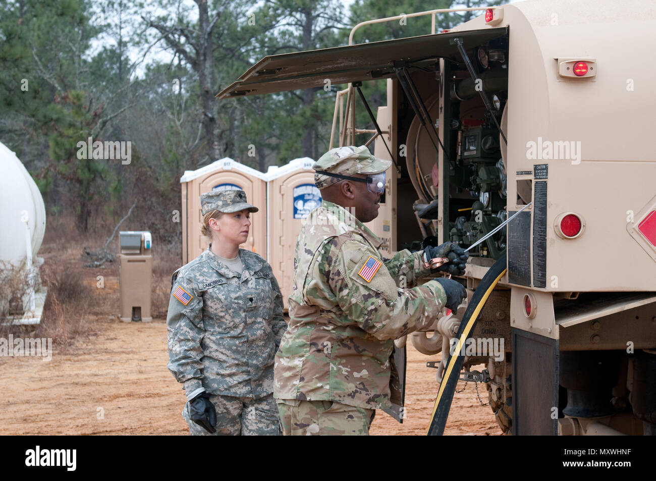 FORT BRAGG, Carolina del Nord-- Sgt. Curtis C. Chambers, 459th azienda di trasporti e SPC. Caitlyn M. Cannobio, 915th Transportation Company, eseguire le operazioni di rifornimento a Luzon nella zona di caduta, dic. 12. Camere e Cannobio fornito sostegno essenziale per tutte le operazione di caduta di giocattolo XIX. Foto Stock