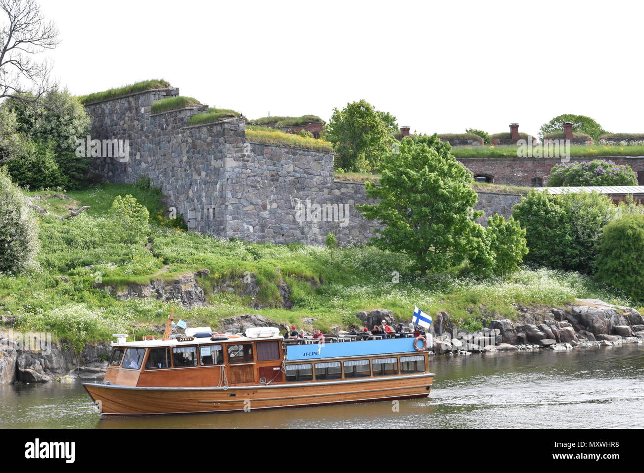 Barca tradizionale prendendo l'estate i visitatori a isola Suomenlinna. Suomenlinna, Finlandia, 27 maggio 2018 Foto Stock